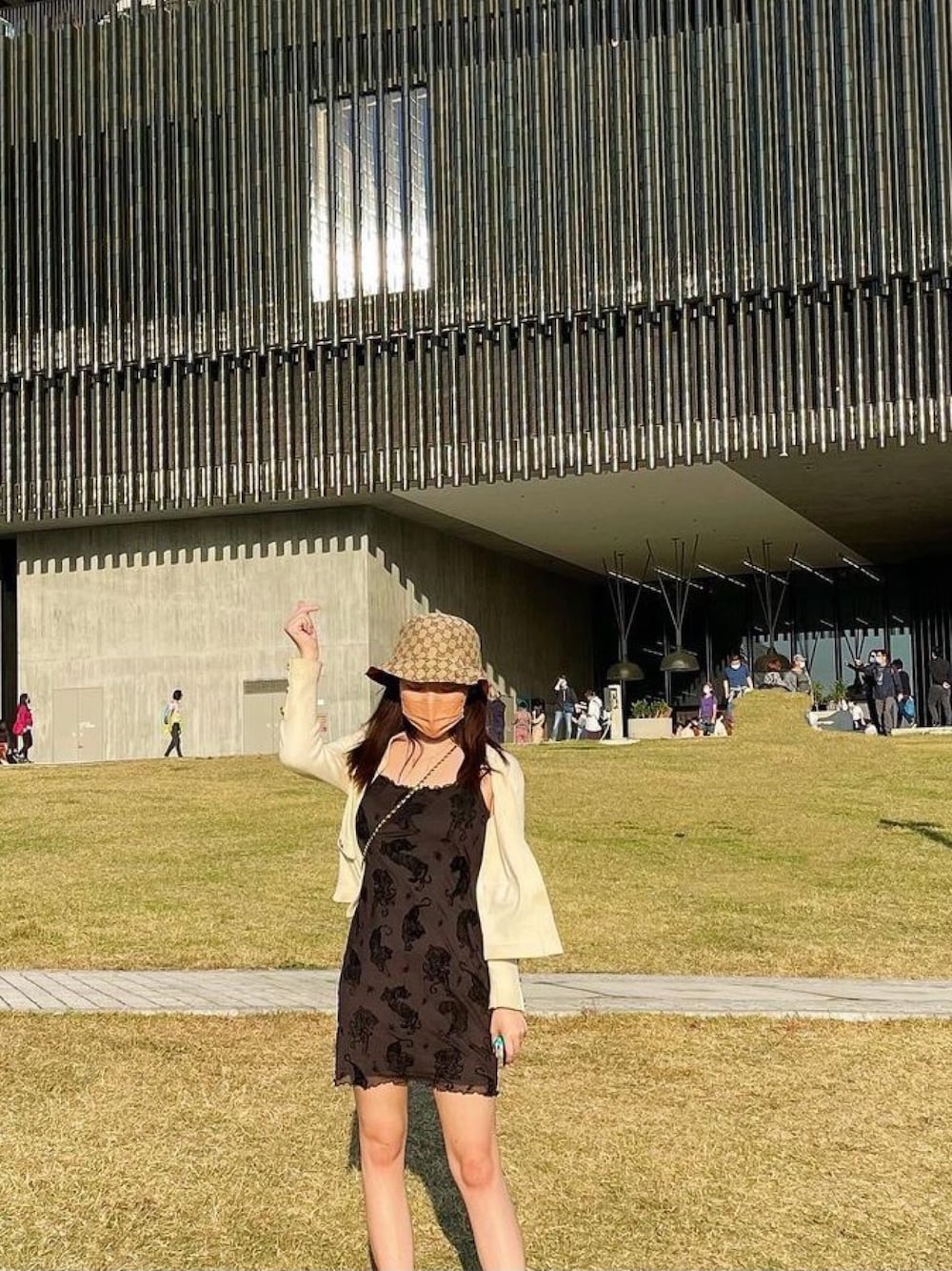 その他のワンピースを着用したレディースの秋コーディネートの1枚目の写真