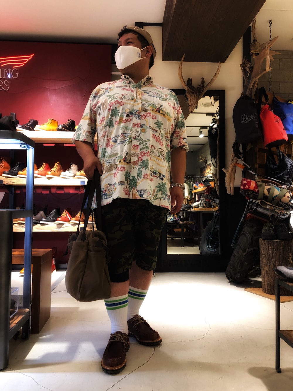 ホワイト系のシャツ/ブラウス、ベージュ系のトートバッグ、ブラウン系のモカシン/デッキシューズを着用したメンズの夏コーディネートの1枚目の写真