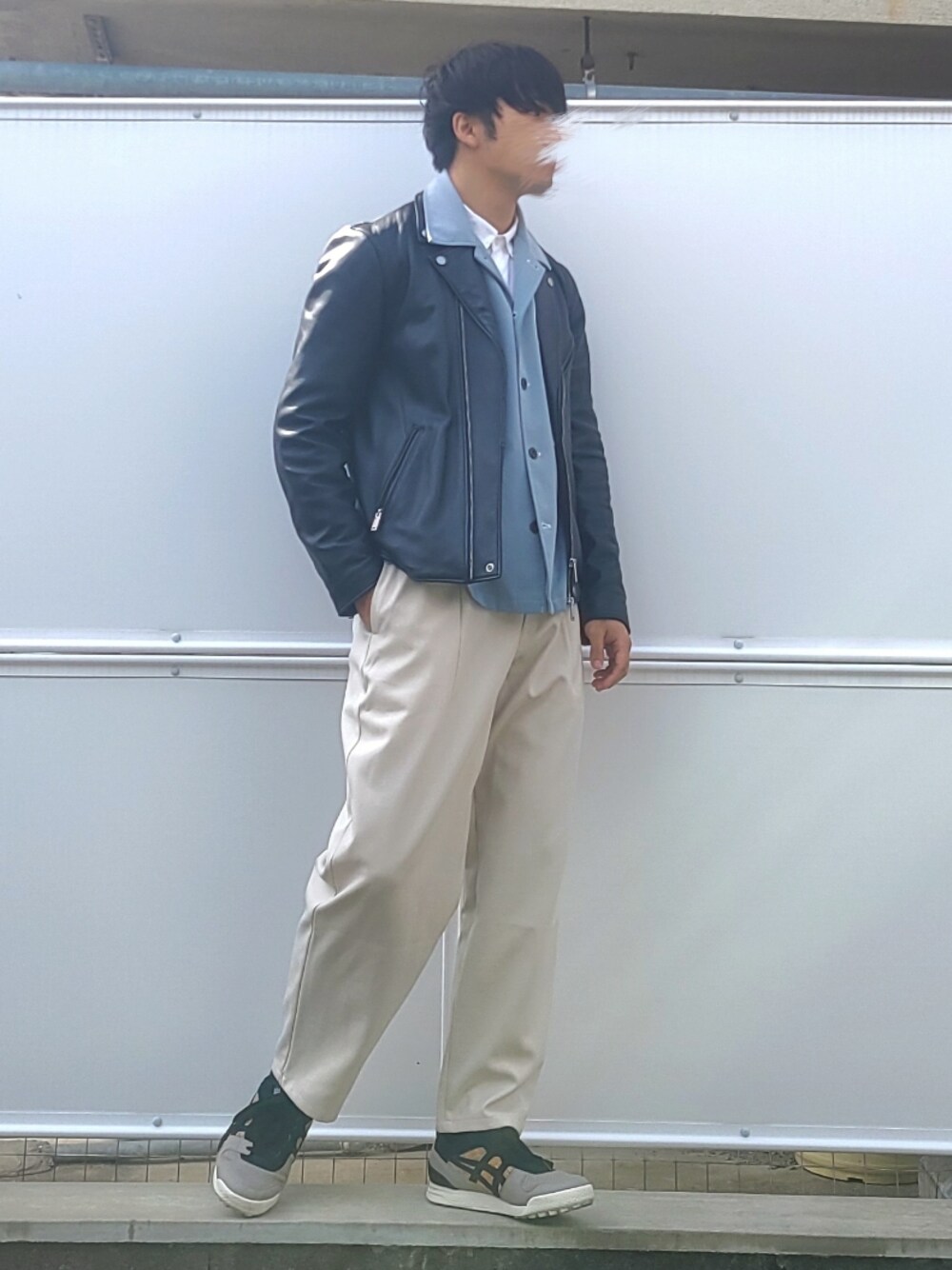 「休日コーデ、秋冬コーデ、大人カジュアル、スニーカー、シンプル、カジュアル、シャツスタイル、きれいめカジュアル、大学生、ライダース、バルーンパンツ」｜「STUDIOUSの【STUDIOUS】ラムレザーダブルライダースブルゾン（ライダースジャケット、ブラック系）」を使った、ΚΛΝΤΛさん（メンズ・176cm）の秋コーディネートの1枚目の写真