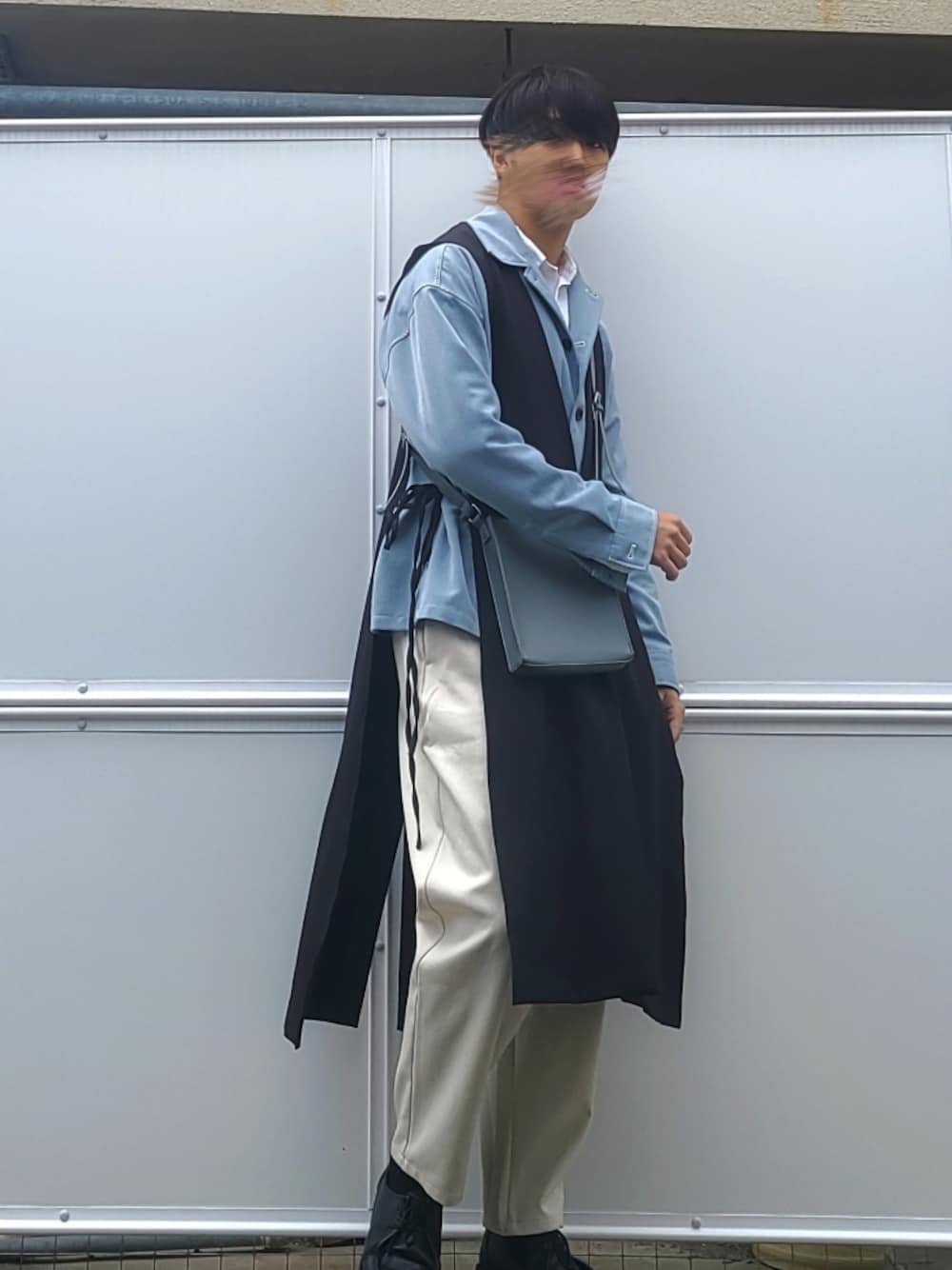 ブラック系のベスト、ブルー系のシャツ/ブラウス、ホワイト系のシャツ/ブラウスを着用したメンズの秋コーディネートの1枚目の写真