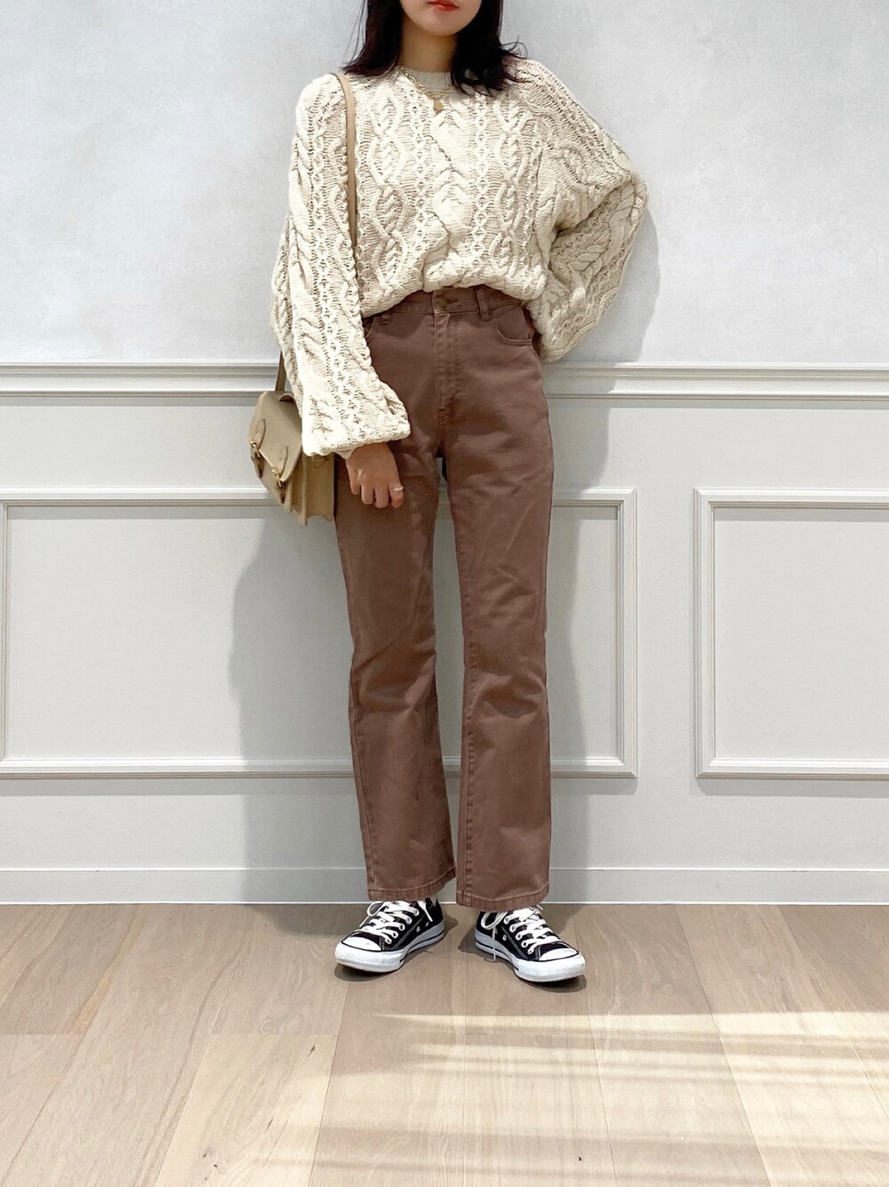 「デニム、カラーパンツ、ケーブルニット、ブラウン、プチプラ、ミニバッグ、ボリューム袖、apresjour、アプレジュール、wearhalloween2021」｜「apres jourの袖ボリュームケーブルニット【ZOZOTOWN限定アイテム】（ニット/セーター、ホワイト系）」を使った、apres_jourさん（レディース・162cm）の秋コーディネートの1枚目の写真