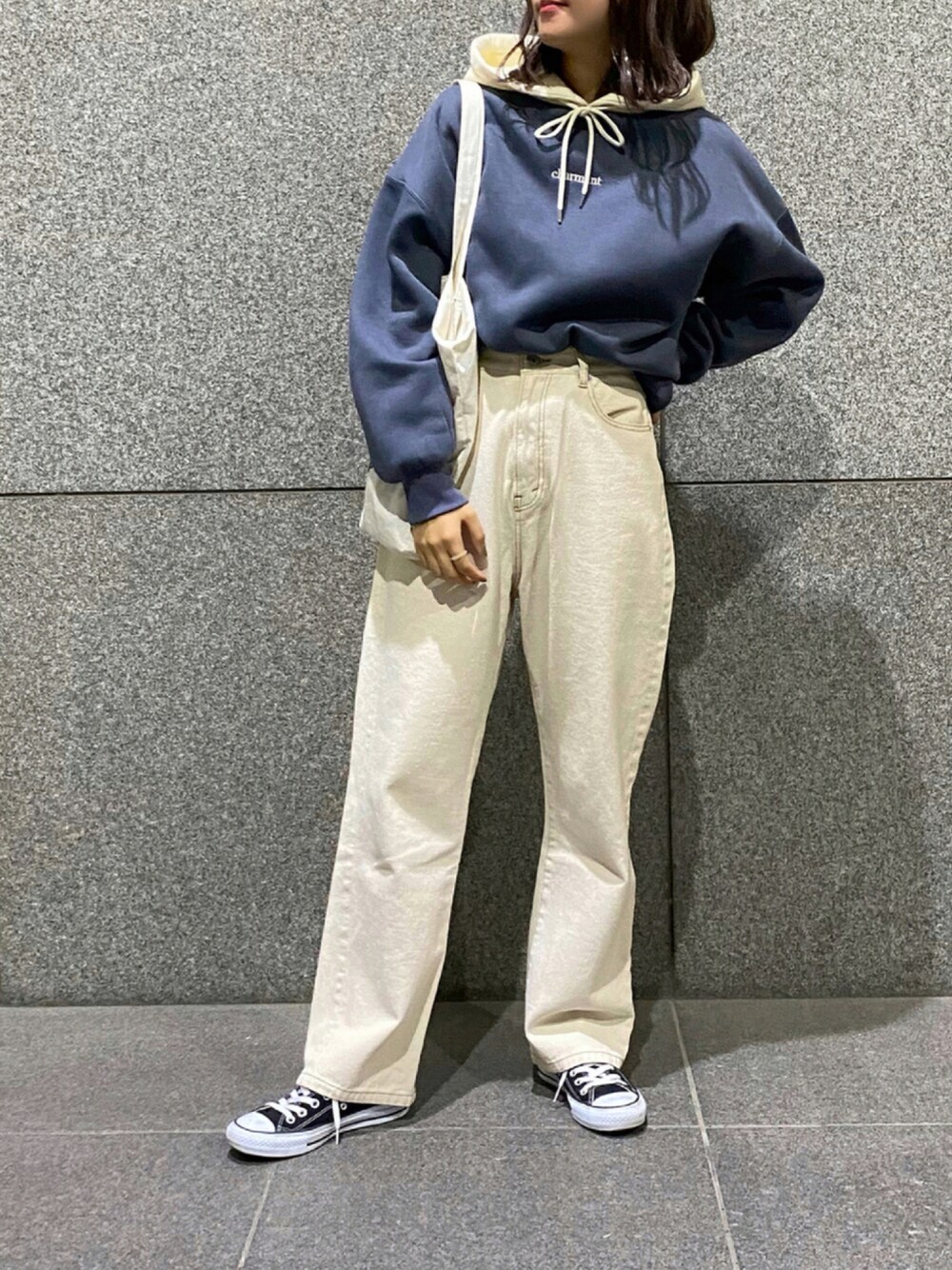 「デニム、コンバース、パーカー、スニーカーコーデ、メンズライク、デニムパンツ、プチプラ、タックイン、通学、フードパーカー、ゆるコーデ、韓国ファッション、古着っぽい、apresjour、アプレジュール」｜「apres jourのストレートデニム【ZOZOTOWN限定アイテム】（デニムパンツ、ホワイト系）」を使った、apres_jourさん（レディース・162cm）の秋コーディネートの1枚目の写真