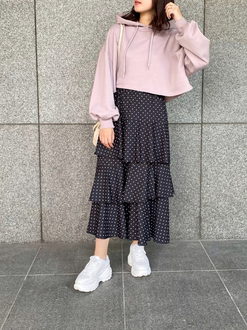 「休日スタイル、プチプラ、厚底シューズ、きれいめカジュアル、デートスタイル（WOMEN）、ティアードスカート、ドットスカート、ショートパーカー、apresjour、アプレジュール、フードパーカー、厚底スニーカー、お出かけコーデ、ドット、韓国ファッション」｜「apres jourの袖ボリュームショートパーカー【ZOZOTOWN限定アイテム】（パーカー、パープル系）」を使った、apres_jourさん（レディース・162cm）の秋コーディネートの1枚目の写真