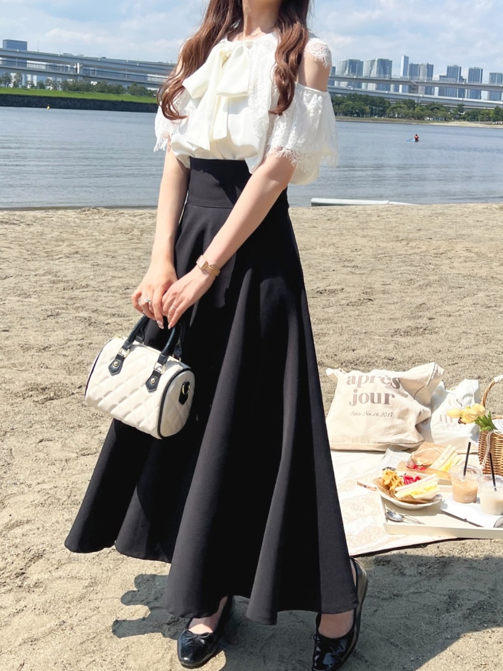 「肩開き、デート、デートスタイル（WOMEN）、フレアスカート、ボウタイブラウス」｜「apres jourのハイウエストフレアスカート【ZOZOTOWN限定アイテム】（スカート、ブラック系）」を使った、apres_jourさん（レディース・162cm）の夏コーディネートの1枚目の写真