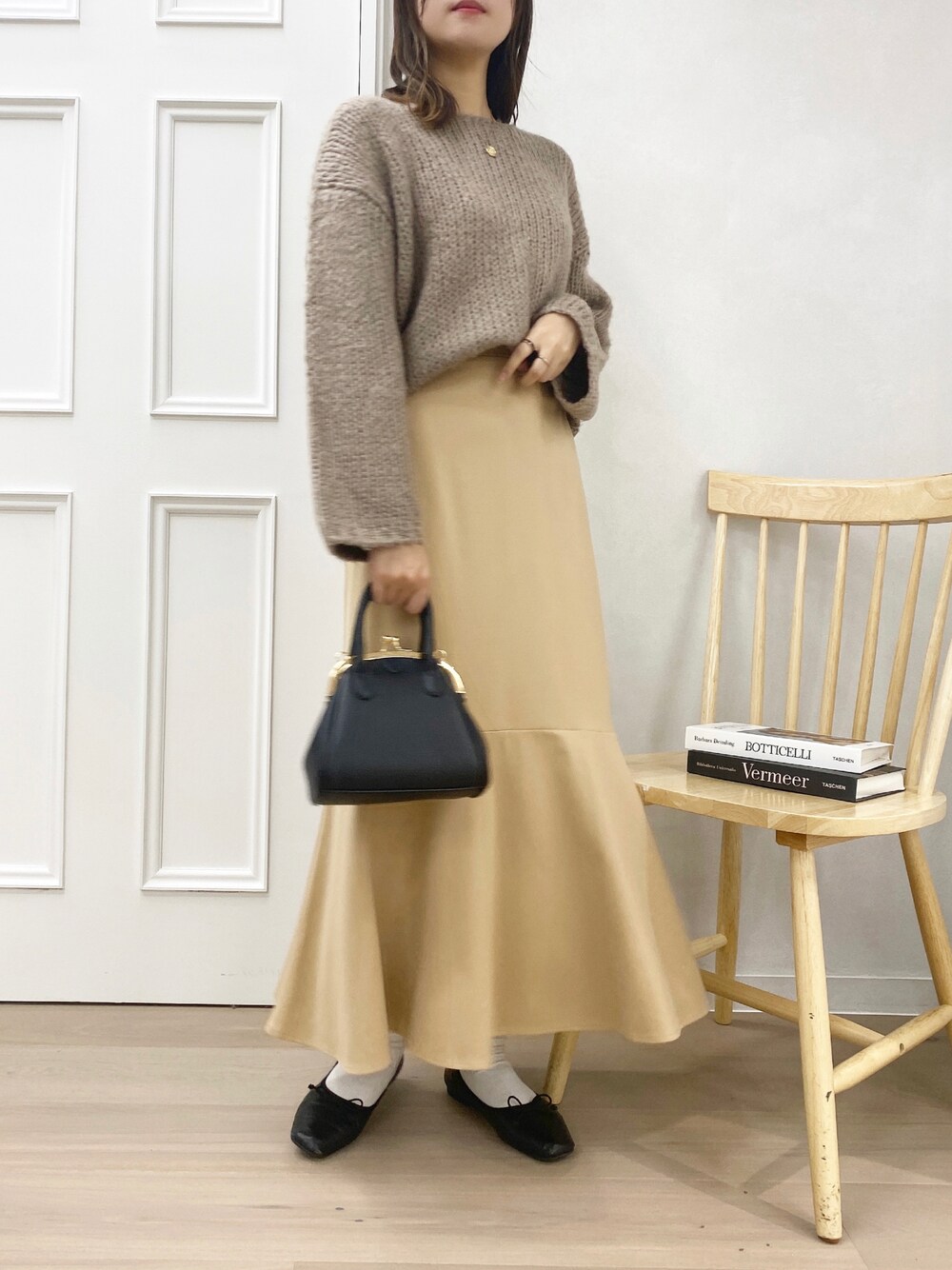 「ワントーンコーデ、プチプラ、デートスタイル（WOMEN）、ざっくりニット、マーメイドスカート、大人かわいい、apresjour、アプレジュール、あざとかわいい、私の推しブランド、大人ガーリー、ざっくり編みニット、ベージュ、淡色コーデ、キレイめ」｜「apres jourの【apresjour×ARIAZ】がまぐちショルダーバッグ（ショルダーバッグ、ブラック系）」を使った、apres_jourさん（レディース・162cm）の冬コーディネートの1枚目の写真