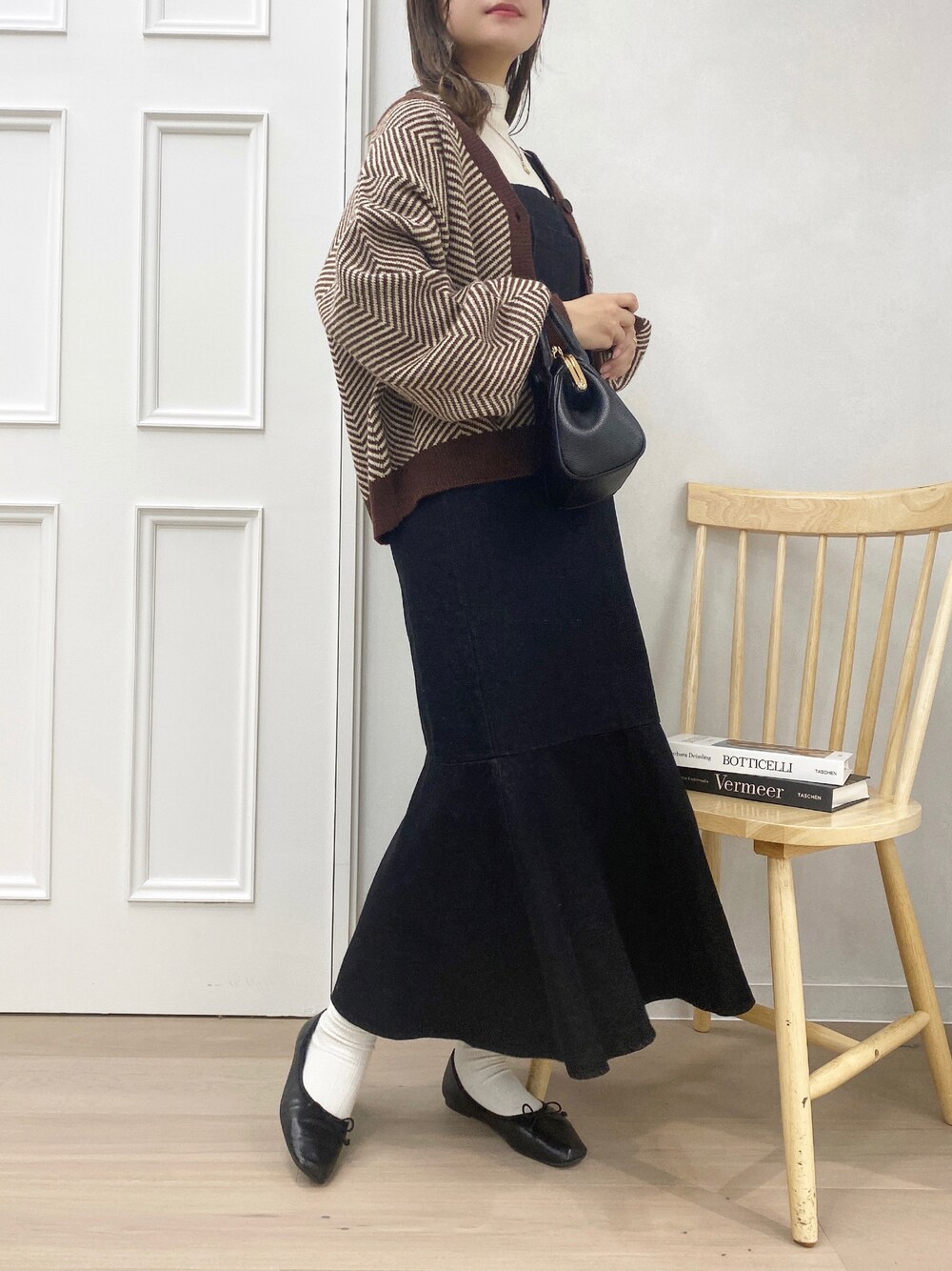 「千鳥柄、大人カジュアル、プチプラ、マーメイドスカート、あったかコーデ、デニムジャンスカ、マーメイド、apresjour、アプレジュール、デートスタイル（WOMEN）、淡色コーデ、大人女子、きれいめカジュアル、大人かわいい、ジャンパースカート」｜「apres jourの【apresjour×ARIAZ】がまぐちショルダーバッグ（ショルダーバッグ、ブラック系）」を使った、apres_jourさん（レディース・162cm）の冬コーディネートの1枚目の写真