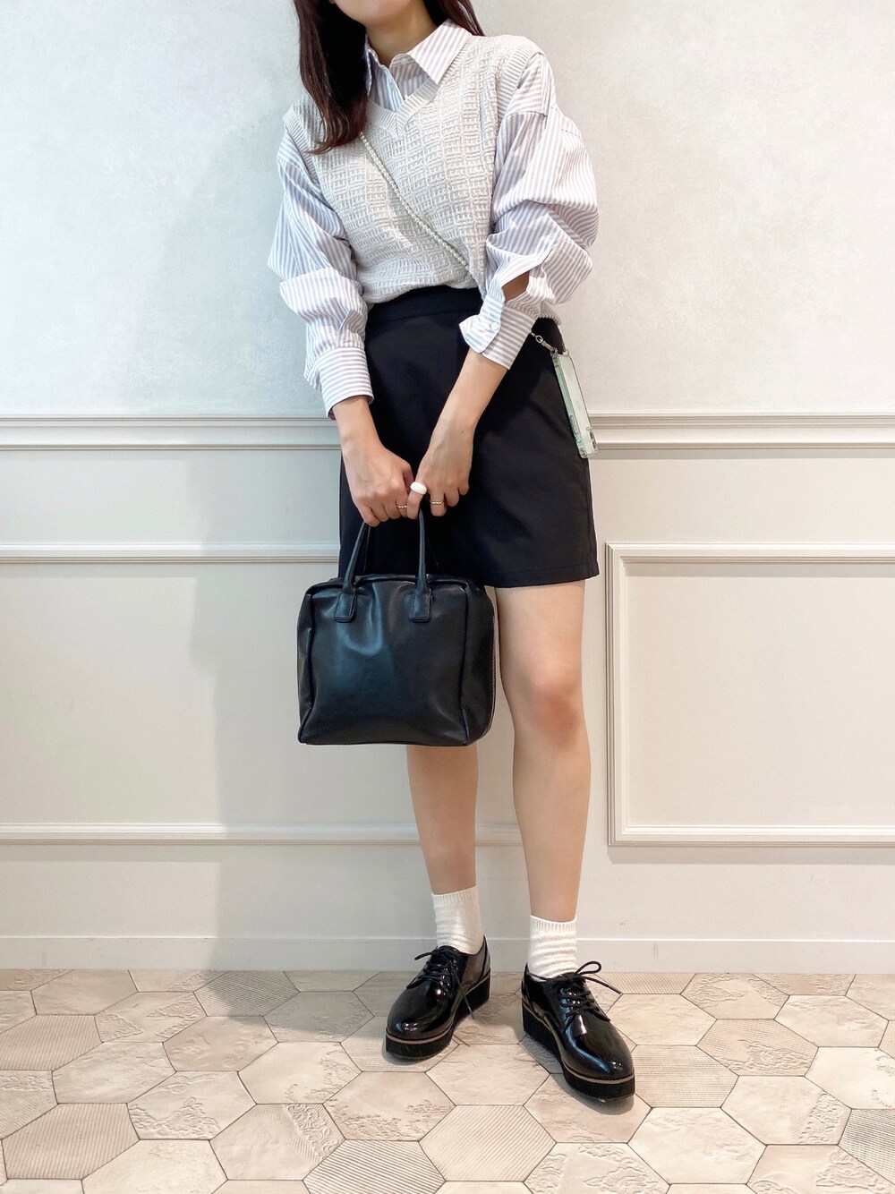 「ニットベスト、プチプラ、ストライプシャツ、厚底シューズ、台形ｽｶｰﾄ、大人かわいい、通学コーデ、韓国ファッション、apresjour、アプレジュール」｜「apres jourのアソートニットベスト【ZOZOTOWN限定アイテム】（ベスト、ホワイト系）」を使った、apres_jourさん（レディース・162cm）の冬コーディネートの1枚目の写真