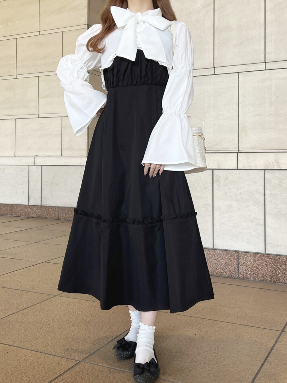「フレンチガーリー、モノトーン、ブラウス、春コーデ、春服」｜「apres jourのアソートレースアップキャミワンピース【ZOZOTOWN限定アイテム】（ワンピース、ブラック系）」を使った、apres_jourさん（レディース・162cm）の春コーディネートの1枚目の写真