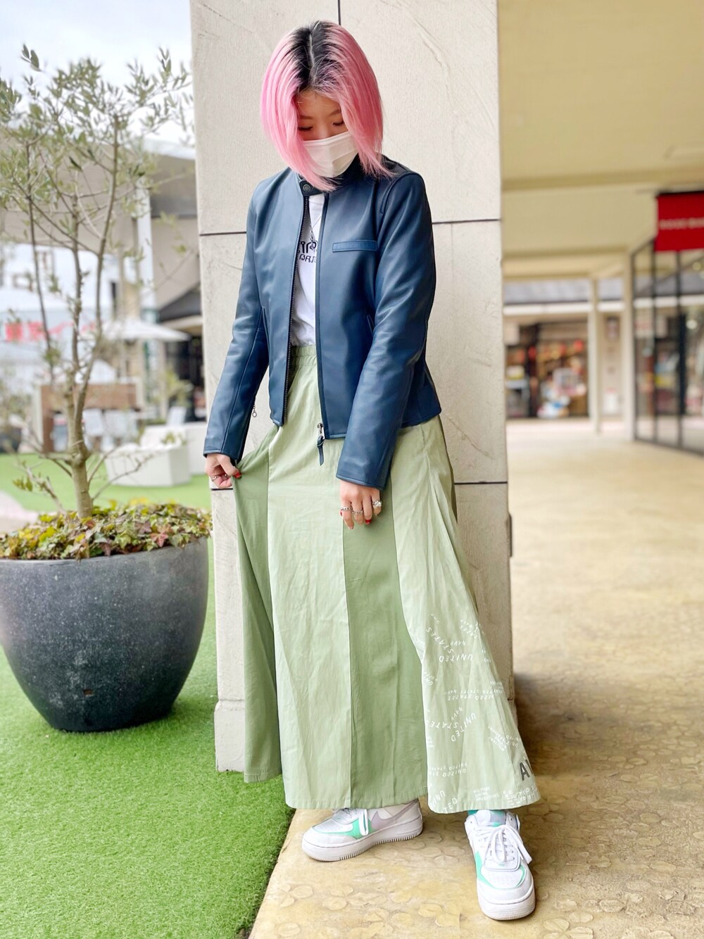 「カジュアル、AVIREX、キレイめ、大人コーデ、シンプルコーデ、着回しコーデ、オトナカジュアル、アヴィレックス(AVIREX)、AVIREX DEPOT、カラー×コーデ」｜「AVIREXのアイテム（スカート、グリーン系）」を使った、Rさん（レディース・161cm）の春コーディネートの1枚目の写真