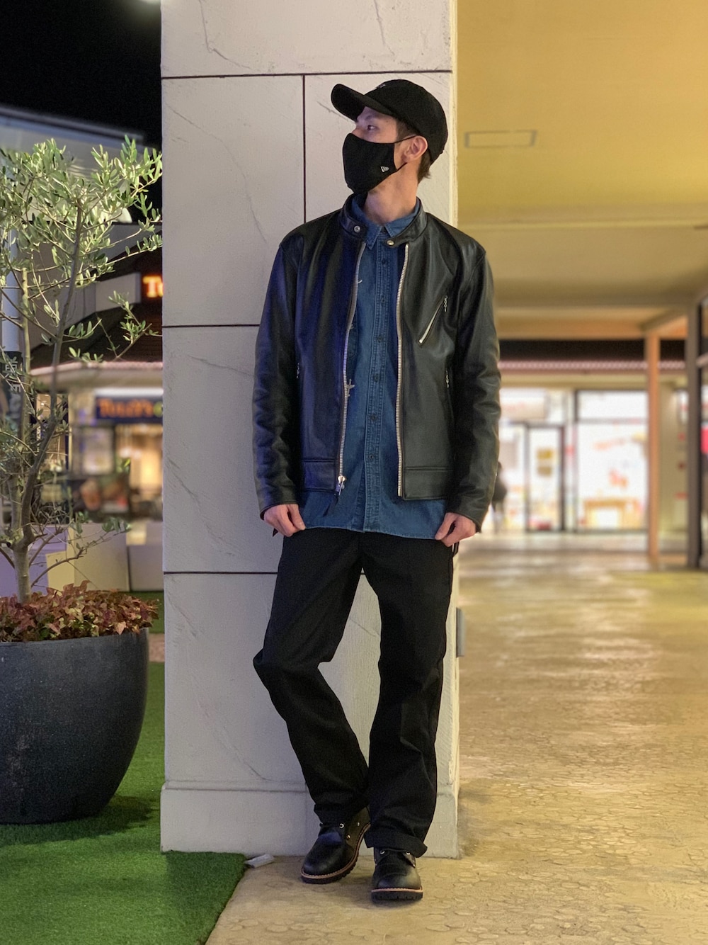 ブルー系のシャツ/ブラウス、ブラック系のライダースジャケット、ブラック系のチノパンツを着用したメンズの冬コーディネートの1枚目の写真