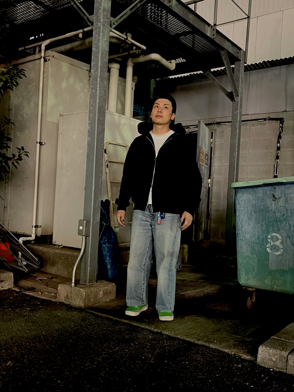 「オトナカジュアル、冬アウター、秋冬コーデ、きれいめカジュアル、ビッグシルエット、黒、おしゃれさんと繋がりたい」｜「SUGARHILLのFADED CLASSIC DENIM PANTS（デニムパンツ、ブルー系）」を使った、ミニマムさん（メンズ・163cm）の冬コーディネートの1枚目の写真