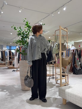 「Jena espace merveilleux（ジェナ　エスパスメルヴェイユ）の〈8/15インスタライブご紹介アイテム〉【今から秋も着れる長袖】【サラサラデニム】テンセルデニムシャツ（シャツ/ブラウス、グレー系）」を使った、yoshi2316さん（レディース・159cm）の秋コーディネート