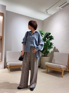 「Jena espace merveilleux（ジェナ　エスパスメルヴェイユ）のテンセルバックシャーリングデニムシャツ（シャツ/ブラウス、ブルー系）」を使った、yoshi2316さん（レディース・159cm）の秋コーディネート