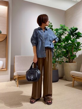 「Jena espace merveilleux（ジェナ　エスパスメルヴェイユ）のテンセルバックシャーリングデニムシャツ（シャツ/ブラウス、ブルー系）」を使った、yoshi2316さん（レディース・159cm）の秋コーディネート
