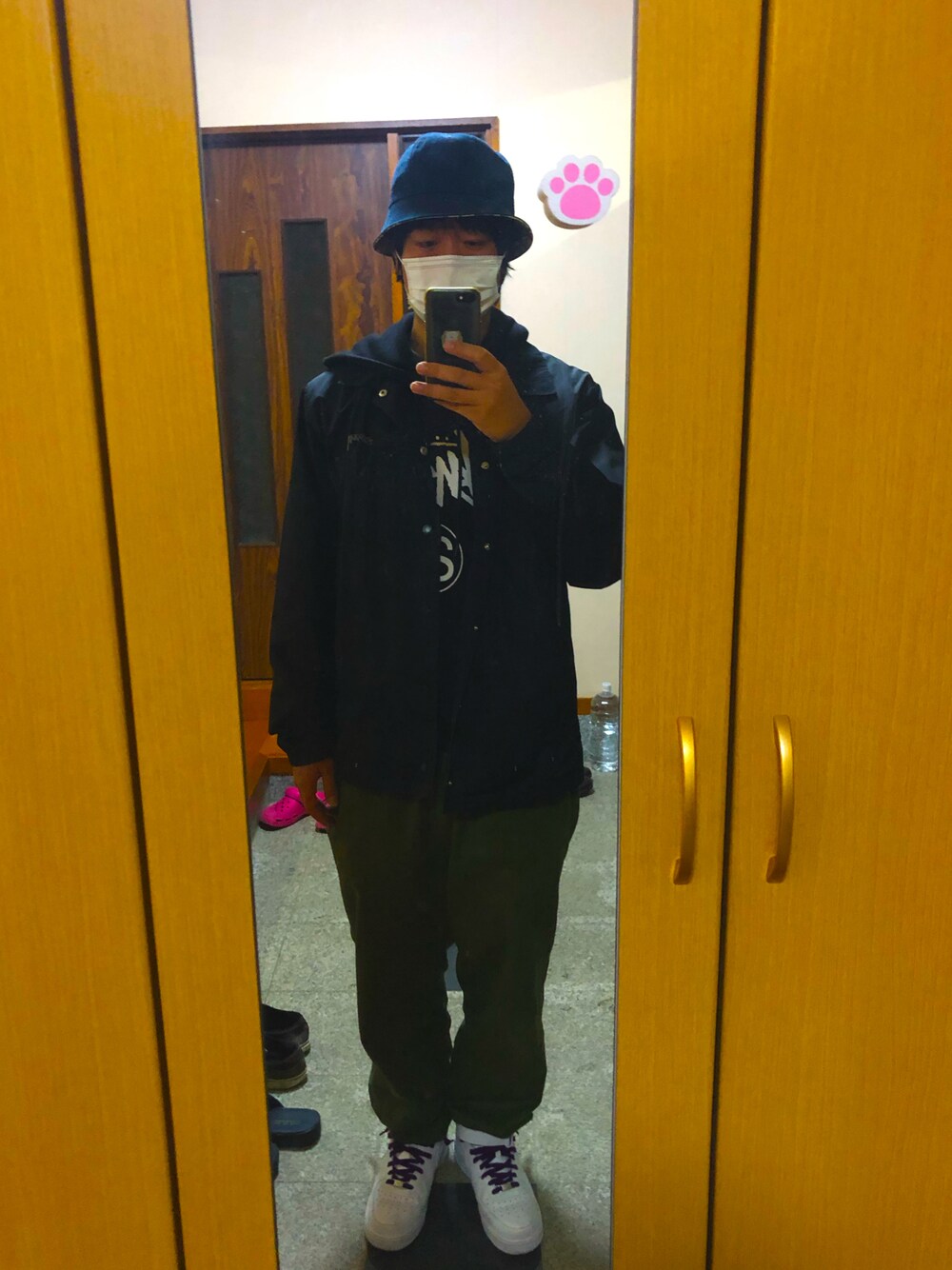 「ストリートコーデ、ストリート、裏原、カジュアル、stussy、NIKE、AIR FORCE 1、冬コーデ、シンプル、スケータースタイル」｜「THRASHERのアイテム（ハット、ブルー系）」を使った、たかよーさん（メンズ・176cm）の秋コーディネートの1枚目の写真