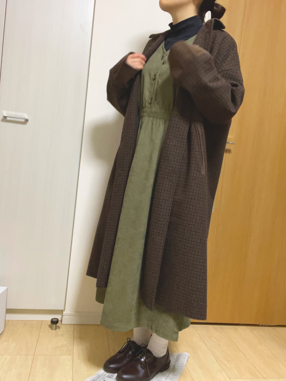 「オリエンタルトラフィック、UNIQLO、CPCM、ehka sopo、スカートスタイル、冬コーデ、チェックコート、ジャンパースカート、ステンカラーコート、ヒートテックコットンモックネックT、レインシューズ」｜「ORiental TRafficのレイン★レースアップレインシューズ★R-1010（レインシューズ、ブラウン系）」を使った、ぷくさん（レディース・157cm）の冬コーディネートの1枚目の写真