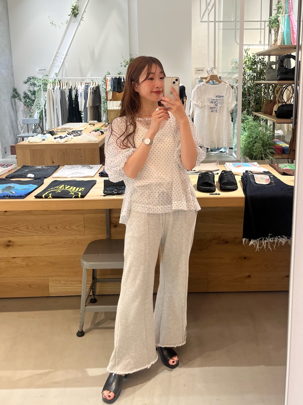 「Kastane、kastane_ootd、kastaneコーデ、b.Kastane、ドット、ドット柄、チュール、チュールトップス」｜「Kastaneのスウェットフレアパンツ（その他パンツ、グレー系）」を使った、itabaさん（骨格ストレート・レディース・161cm）の夏コーディネートの1枚目の写真