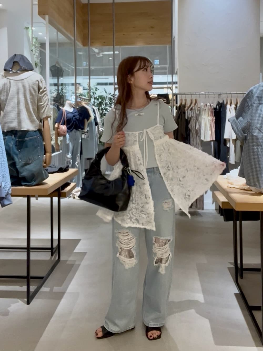 「Kastane、kastane_ootd、kastaneコーデ、チュニック、レイヤード、レイヤードスタイル」｜「Kastaneの【500mlペットボトル収納可】シャーリングバッグ（トートバッグ、ブラック系）」を使った、itabaさん（骨格ストレート・レディース・161cm）の夏コーディネートの1枚目の写真