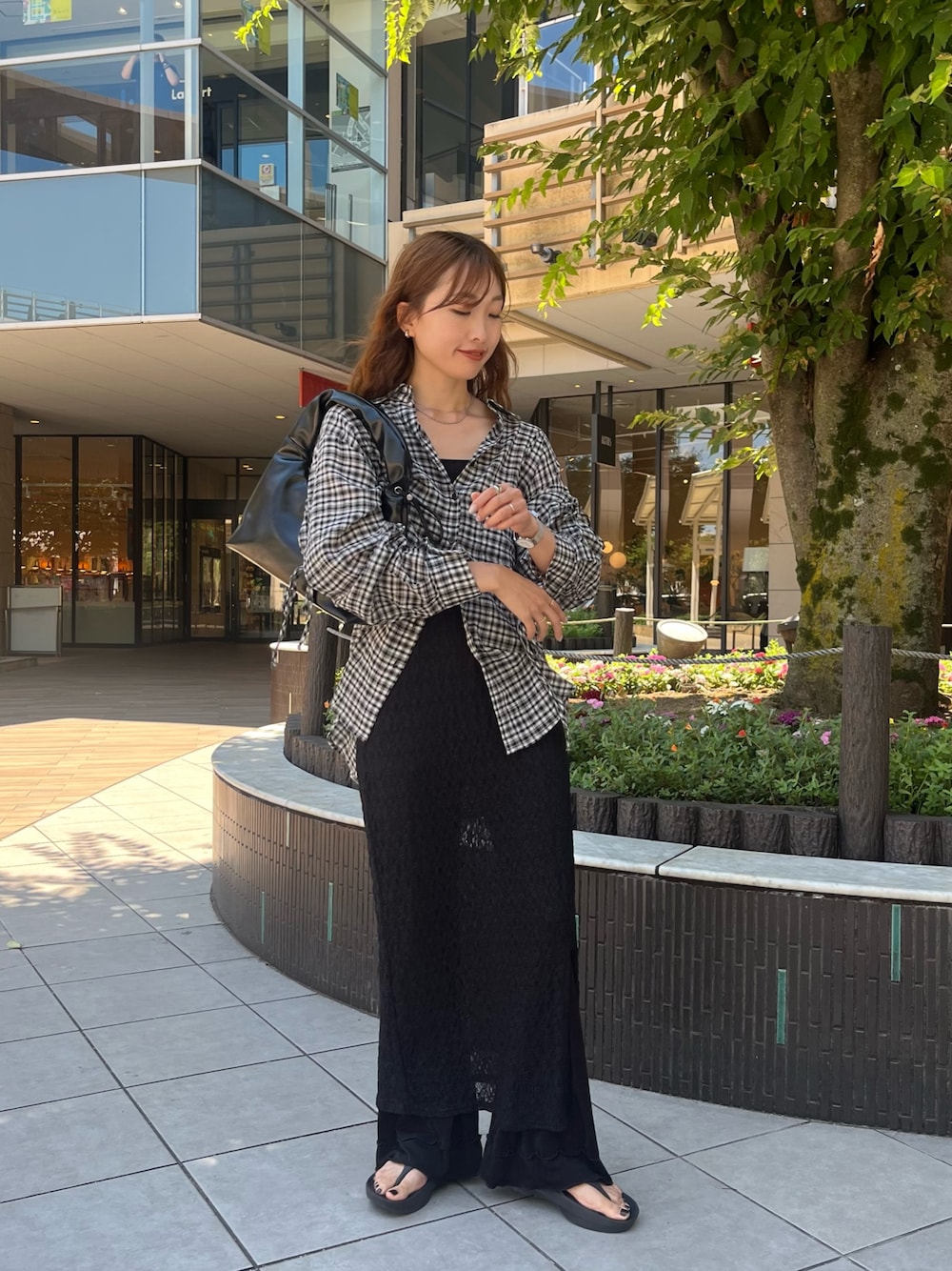 「Kastane、kastane_ootd、kastaneコーデ、B.Kastane、チェック、チェックシャツ、スカート、スカートコーデ、レイヤードスタイル、レイヤード」｜「Kastaneの【S.Mサイズ展開】チェックギャザーシャツ（シャツ/ブラウス、ブラック系）」を使った、itabaさん（骨格ストレート・レディース・161cm）の夏コーディネートの1枚目の写真