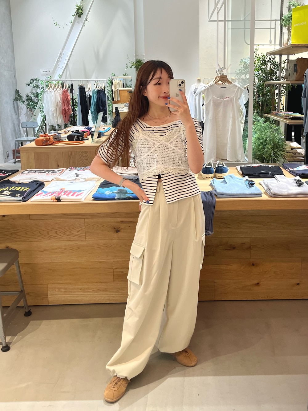 「Kastane、レイヤードスタイル、ビスチェ、カーゴパンツ」｜「Kastaneのレースビスチェ（キャミソール、ホワイト系）」を使った、itabaさん（レディース・161cm）の春コーディネートの1枚目の写真