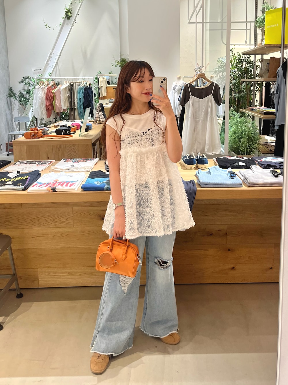「Kastane、チュニック、夏コーデ、レイヤードスタイル、デニム」｜「Kastaneの【Kolors like you/2WAY】charm＆bostonbag（ボストンバッグ、オレンジ系）」を使った、itabaさん（レディース・161cm）の春コーディネートの1枚目の写真