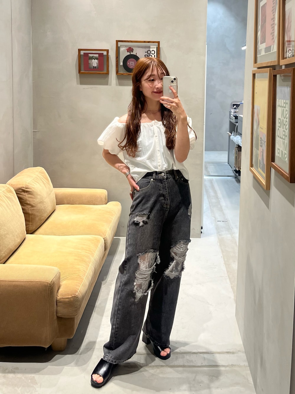 「Kastane、デニム、レース」｜「Kastaneのチョーカーコンパクトブラウス（シャツ/ブラウス、ホワイト系）」を使った、itabaさん（レディース・161cm）の春コーディネートの1枚目の写真