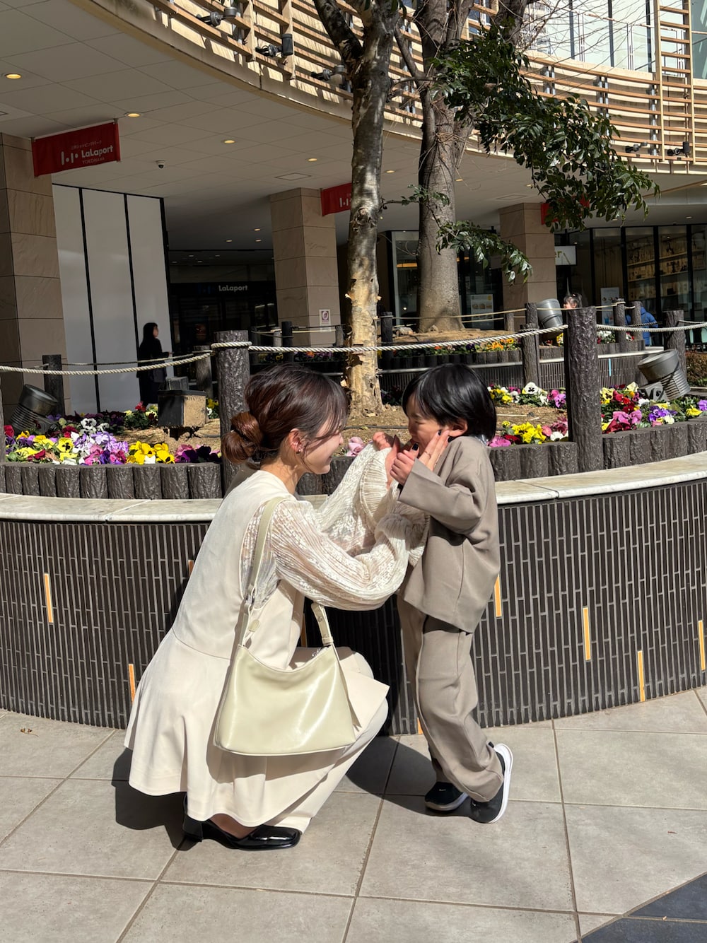 「Kastane、セレモニー、セレモニーコーデ、オトナカジュアル、春、オトナ女子、きれいめコーデ、ママファッション、30代コーデ、入学式コーデ」｜「Kastaneの【2/8(土)12:00発売/セレモニー対応】B レースプルオーバー（Tシャツ/カットソー、ホワイト系）」を使った、itabaさん（レディース・161cm）の春コーディネートの1枚目の写真