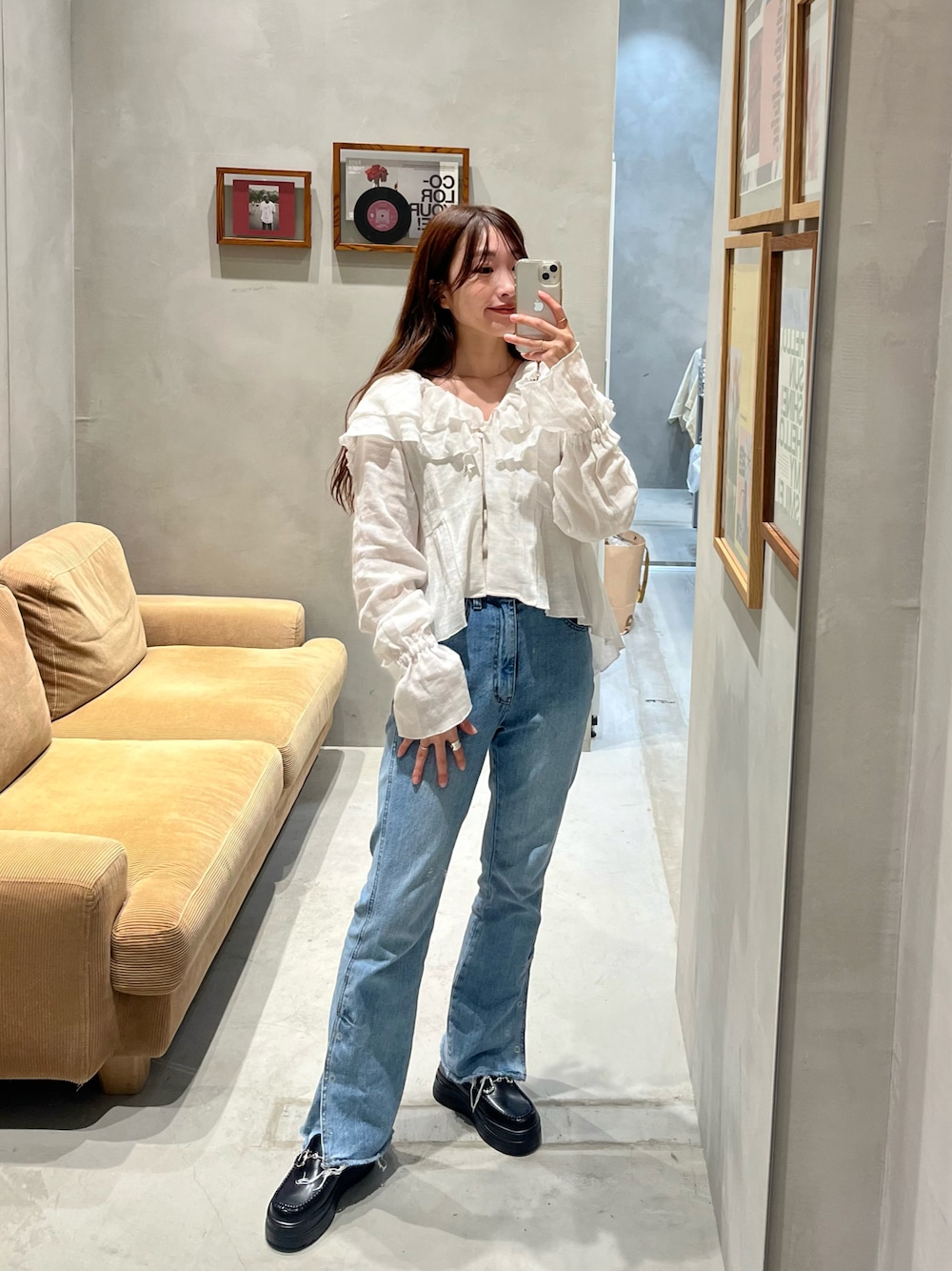 「春コーデ、お出かけコーデ、ブラウス、Kastane、大人コーデ、オトナカジュアル、春、春服、デニム、デニムコーデ、ママファッション、フレアパンツ」｜「Kastaneの【新色追加】メッシュフリルブラウス（シャツ/ブラウス、ホワイト系）」を使った、itabaさん（レディース・161cm）の春コーディネートの1枚目の写真