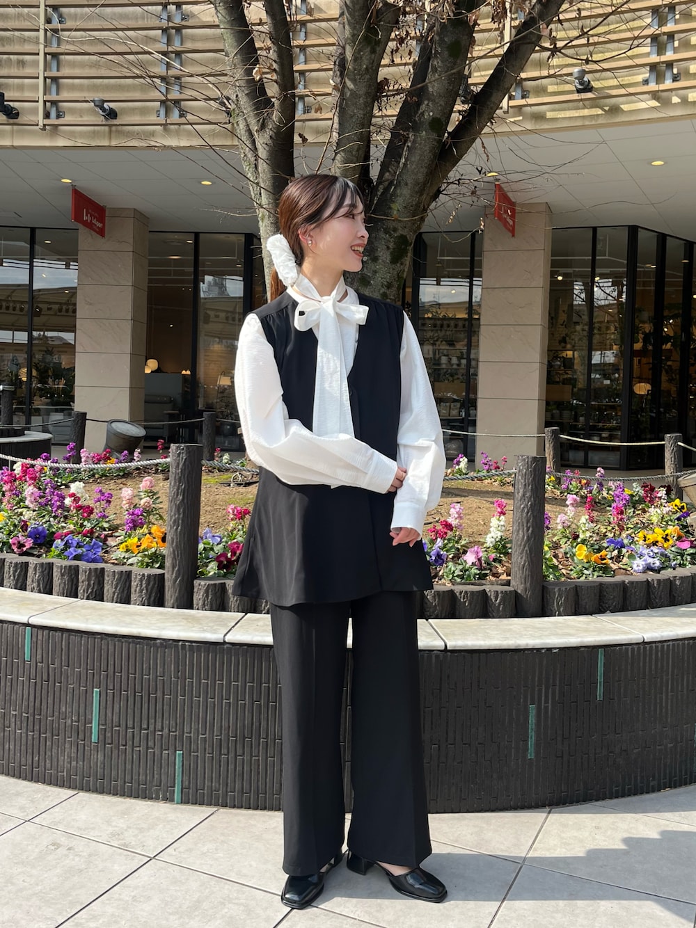 「Kastane、セレモニー、オトナカジュアル、春、大人コーデ、モノトーンコーデ、きれいめコーデ、ママファッション、30代コーデ、入学式コーデ」｜「Kastaneの【fiw.】スクエアリボンシュシュ（シュシュ、ホワイト系）」を使った、itabaさん（レディース・160cm）の春コーディネートの1枚目の写真