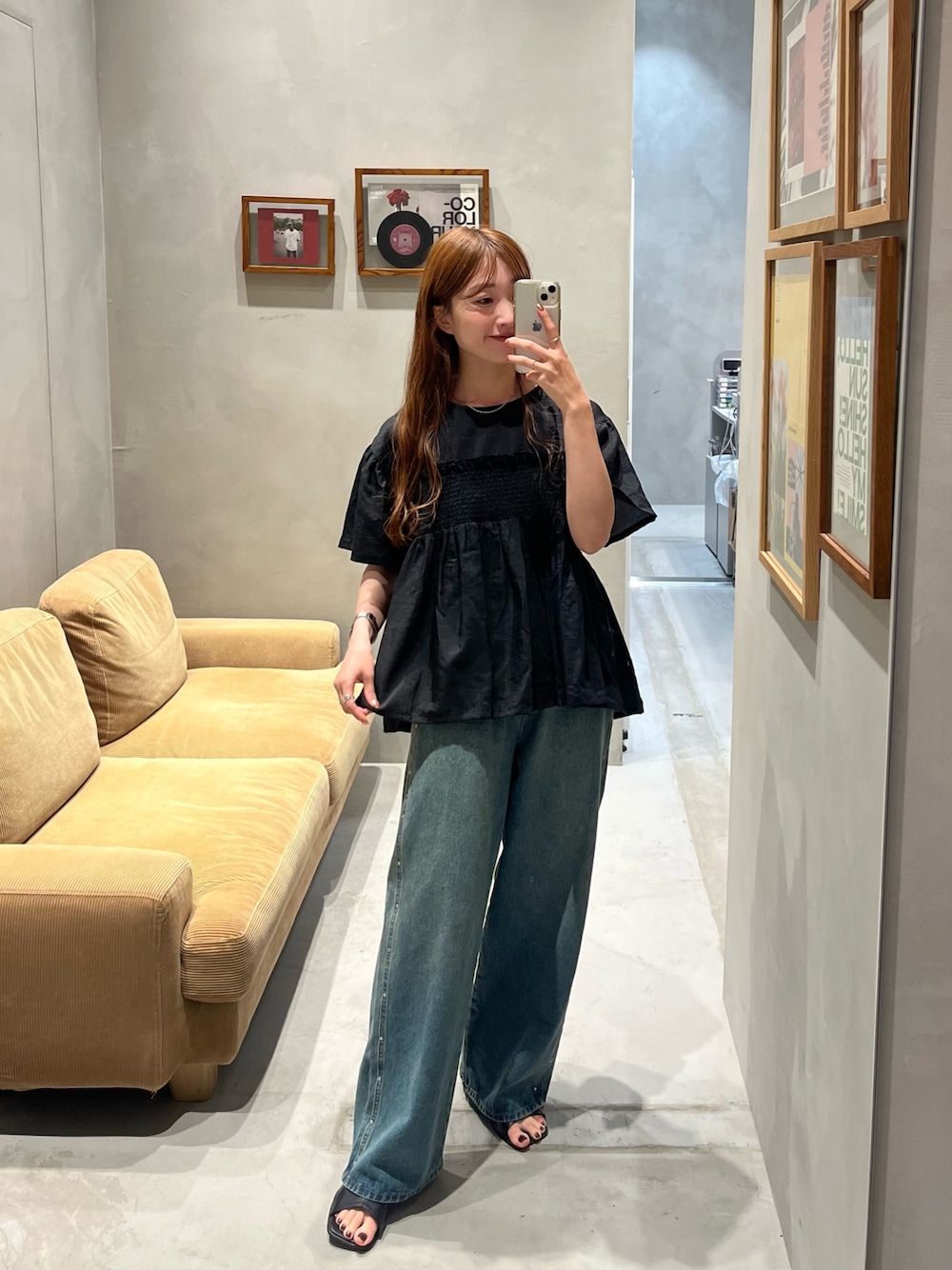 「ブラックコーデ、夏コーデ、ブラウス、ブラウス×デニム、Kastane、b.Kastane」｜「KastaneのB シャーリングギャザーブラウス（シャツ/ブラウス、ブラック系）」を使った、itabaさん（骨格ストレート・レディース・161cm）の夏コーディネートの1枚目の写真