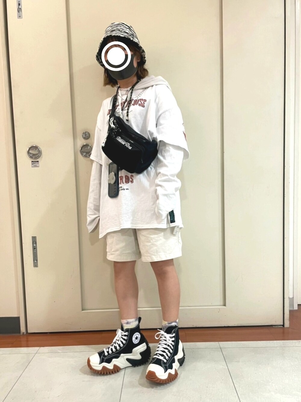 「秋のコーデ、ootd、ストリート、ストリート女子、カジュアルコーデ、お出かけコーデ、秋服準備はじめました、シンプルスタイル、オーバーサイズ、いいね、save、フォローお願いします🤑」｜「RNAのE4606 ロゴ刺繍ボディバッグ（ボディバッグ/ウエストポーチ、ブラック系）」を使った、たちばなさん（レディース・153cm）の秋コーディネートの1枚目の写真