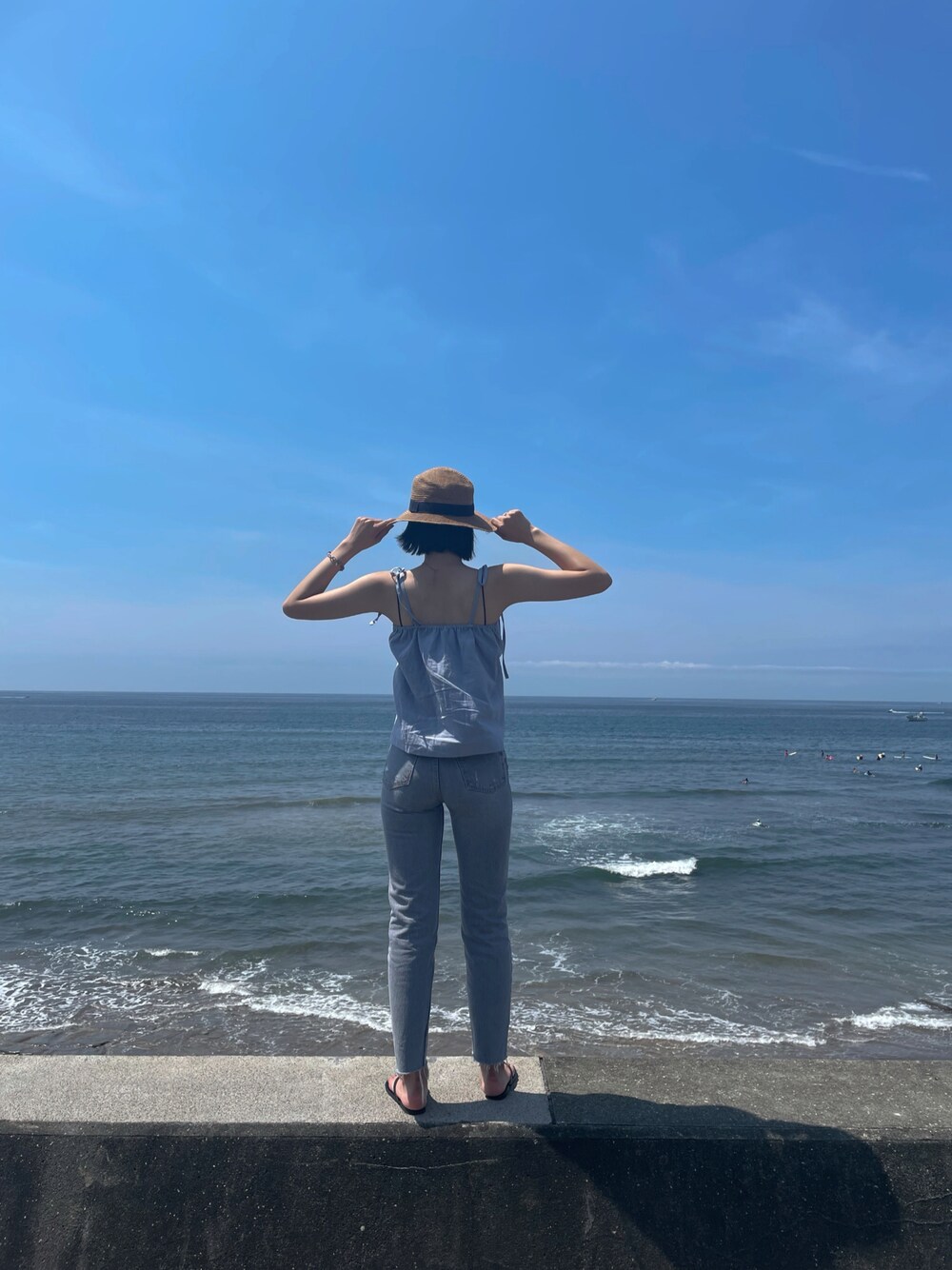 「シンプルコーデ、夏コーデ、パンツスタイル、プチプラコーデ、ビーチサンダル、dholic、ZARA、デニム、むぎわら帽子、デニムパンツ」｜「ZARAのアイテム（デニムパンツ、ブルー系）」を使った、hiroooooiさん（レディース・166cm）の夏コーディネートの1枚目の写真