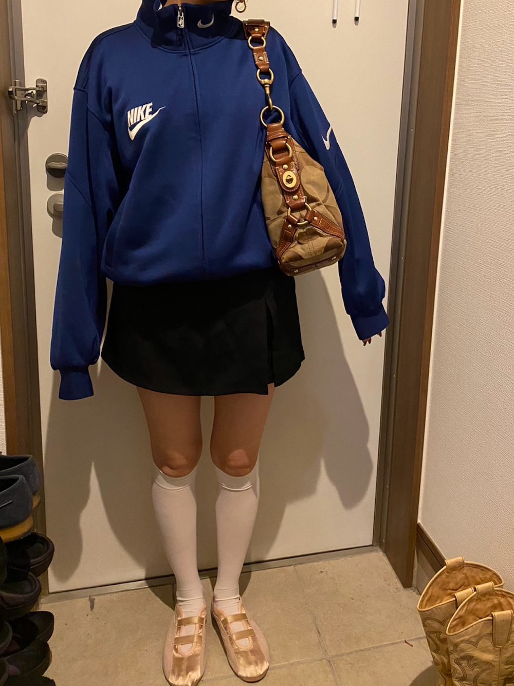 「NIKE、トラックジャケット、ジャージ、ミニスカート、スカート、ハイソックス、バレエシューズ、バレエシューズ×ソックス、ZARA、COACH、コーチ(COACH)、バッグ、ブロケットコア、バレエコア、ガーリー」｜「ZARAのアイテム（バレエシューズ、ピンク系）」を使った、25☺︎さん（レディース・151cm）の秋コーディネートの1枚目の写真