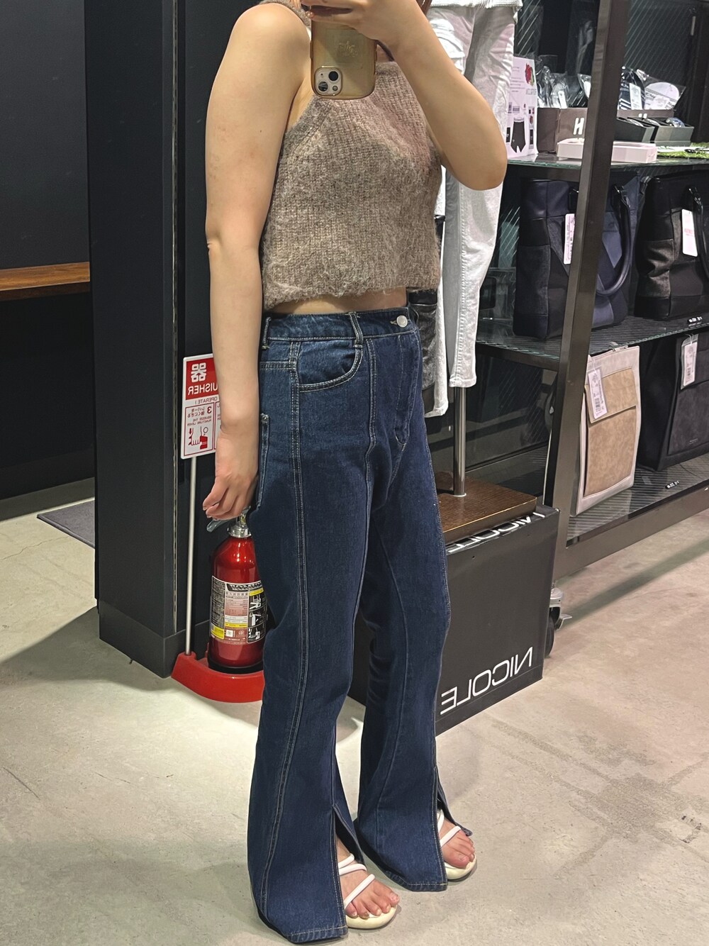 「アツいコーデ全部見せ、夏、秋、夏コーデ、キャミソール、ニット、サンダル、Kastane、kastane_ootd、低身長、骨格ストレート、出勤コーデ」｜「Kastaneの【2023AWアイテム】紐付きニットキャミビスチェ（キャミソール、ブラウン系）」を使った、tomonaさん（レディース・153cm）の夏コーディネートの1枚目の写真