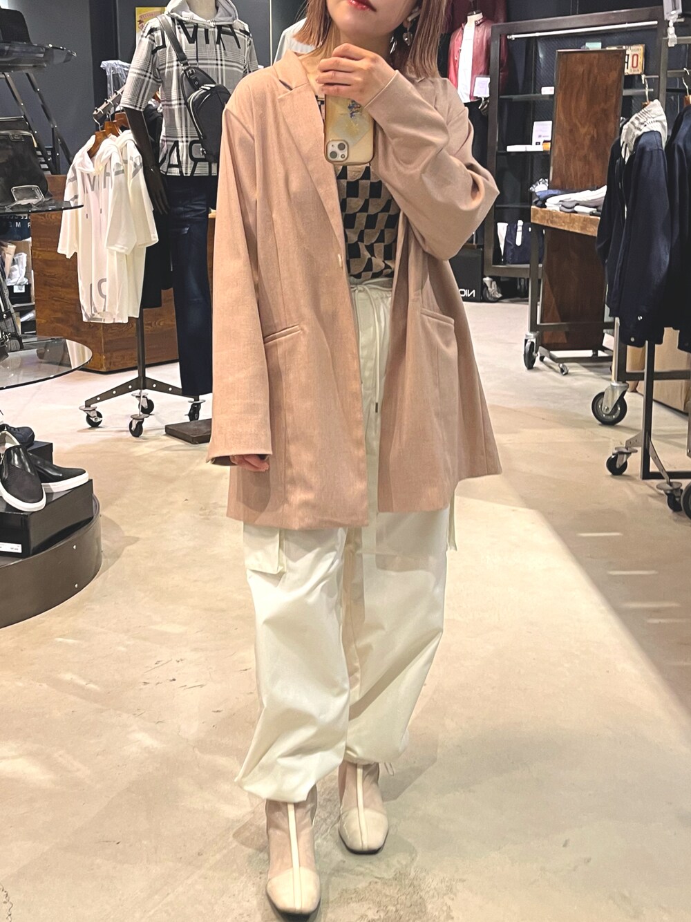 「春服、今日のコーデ、ホワイト、ピンク、カーゴパンツ、ジャケット、Kastane、kastane_ootd、骨格ストレート、出勤コーデ」｜「NEUNAのセンターシームスクエアトゥシアーチュールパイピングショートブーツ（ブーツ、ホワイト系）」を使った、tomonaさん（レディース・153cm）の春コーディネートの1枚目の写真