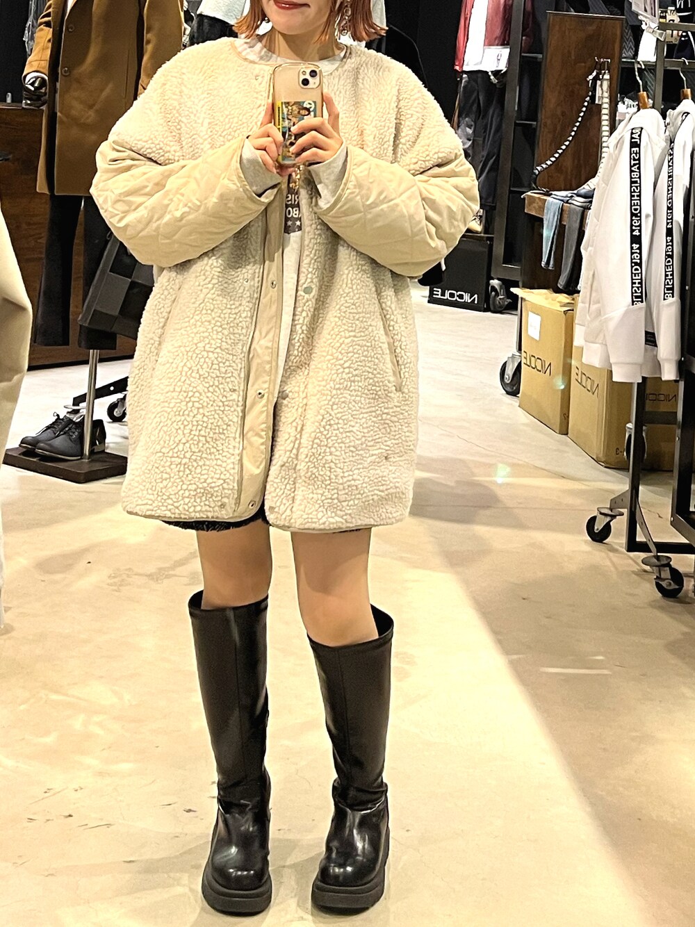 「秋冬コーデ、低身長コーデ、低身長、ブーツ、ロングブーツ、ショートパンツ、ボアブルゾン、スエット、スエットワンピース、出勤コーデ」｜「miniaのボリュームソールロングブーツ　◆（ブーツ、ブラック系）」を使った、tomonaさん（レディース・153cm）の冬コーディネートの1枚目の写真