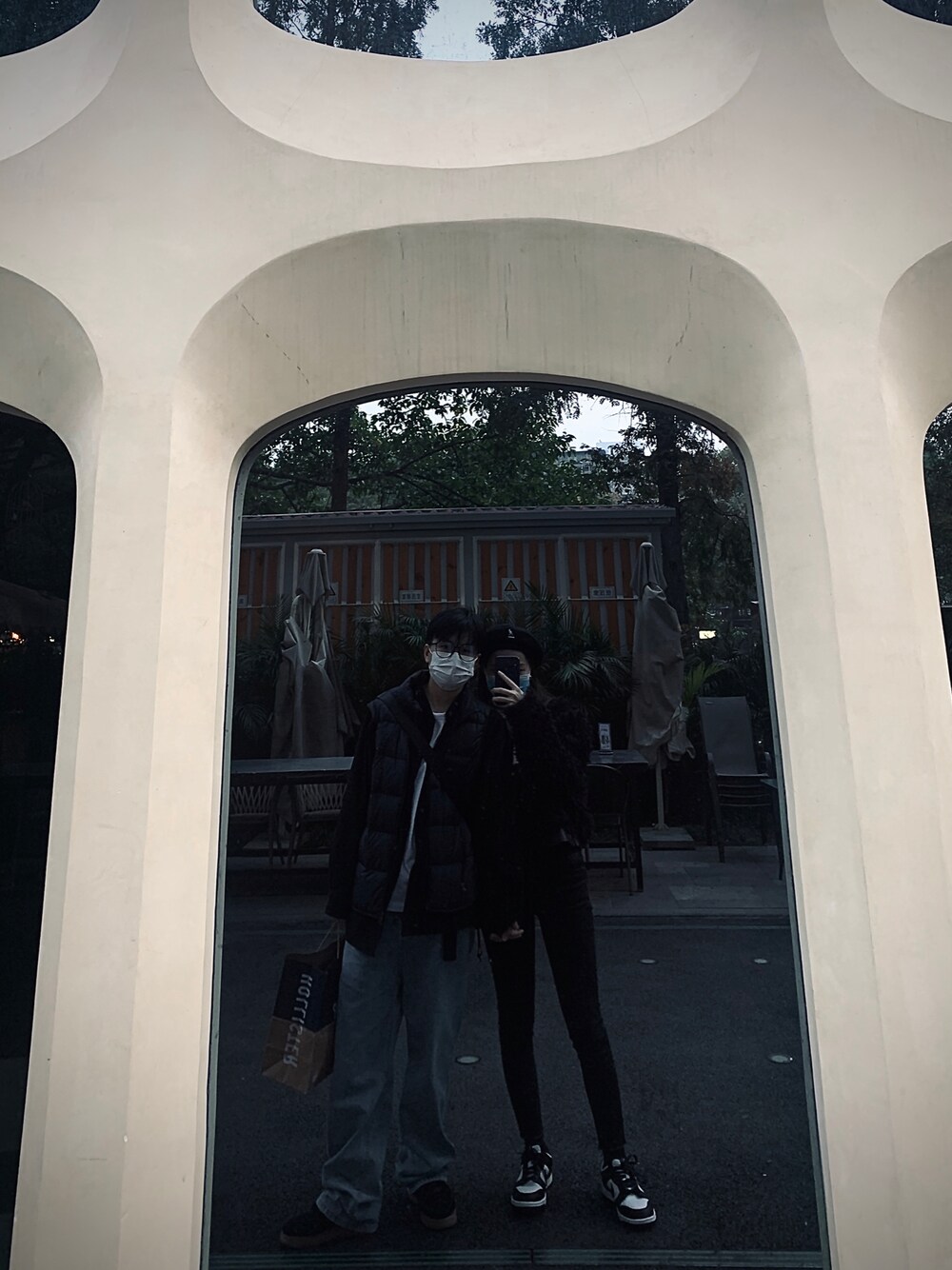 「ootd、couple、coupleoutfit」｜「KANGOLのアイテム（ハンチング/ベレー帽、ブラック系）」を使った、Duduさん（レディース・166cm）の秋コーディネートの1枚目の写真