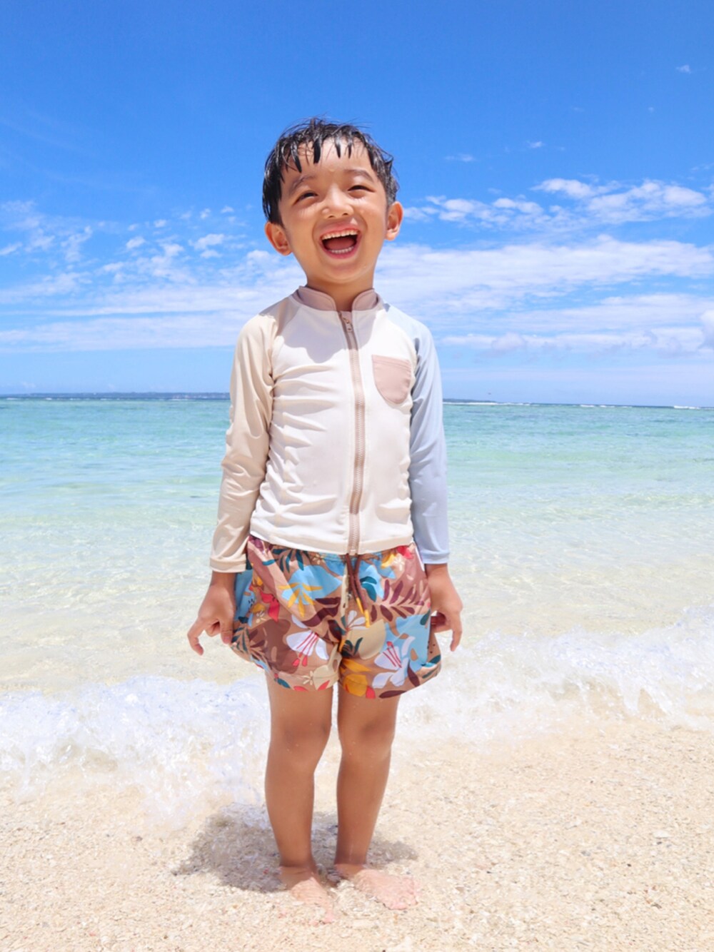 「休日コーデ、夏、夏コーデ、海、海コーデ、ビーチスタイル、カジュアルコーデ、ZARA、ZARA KIDS、ZARAコーデ、ビーチ、5歳、5歳男の子」｜「ZARAのアイテム（水着、ベージュ系）」を使った、kotaroさん（キッズ・100cm）の夏コーディネートの1枚目の写真