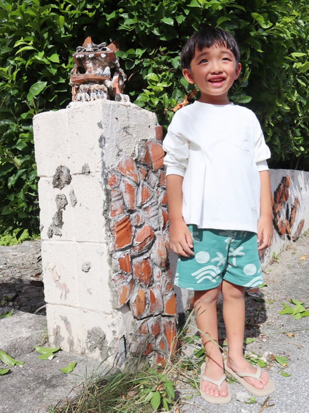 「夏、夏コーデ、キッズファッション、キッズ、沖縄、カジュアル、カジュアルコーデ、ZARA、ZARAコーデ、ZARA KIDS、ハーフパンツ、デニム、5歳、5歳男の子、ショートパンツ」｜「FORMEのアイテム（Tシャツ/カットソー、ホワイト系）」を使った、kotaroさん（キッズ・100cm）の夏コーディネートの1枚目の写真