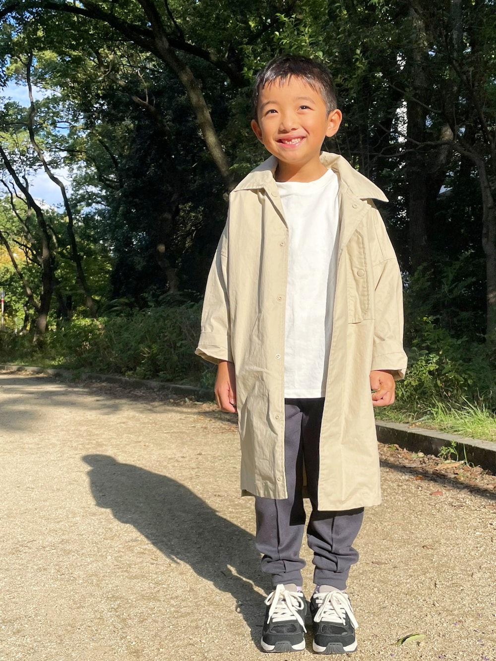 「休日スタイル、シンプル、シンプルコーデ、秋コーデ、カジュアル、スウェット、スニーカーコーデ、トレンチコート、ZARA、ZARA KIDS、ZARAコーデ、6歳、6歳男の子」｜「ZARAのアイテム（スウェットパンツ、ブラック系）」を使った、kotaroさん（キッズ・110cm）の秋コーディネートの1枚目の写真