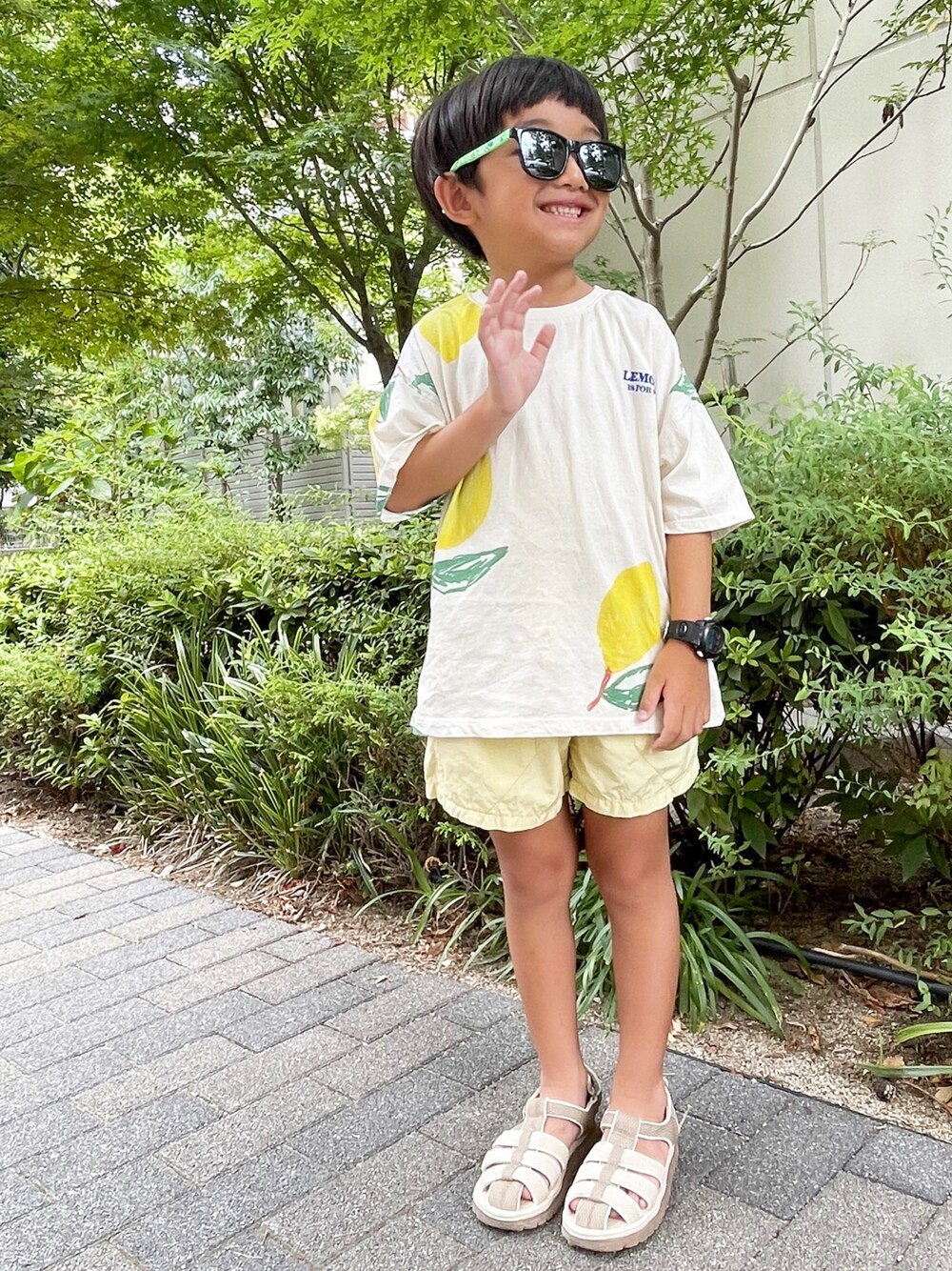 「男の子コーデ、キッズコーデ、キッズファッション、シンプル、シンプルコーデ、ハーフパンツ、ワントーンコーデ、ZARA、ZARA KIDS、イエロー、イエローコーデ、カラーコーデ、5歳、5歳男の子、ショートパンツ」｜「ZARAのアイテム（Tシャツ/カットソー、ベージュ系）」を使った、kotaroさん（キッズ・100cm）の夏コーディネートの1枚目の写真