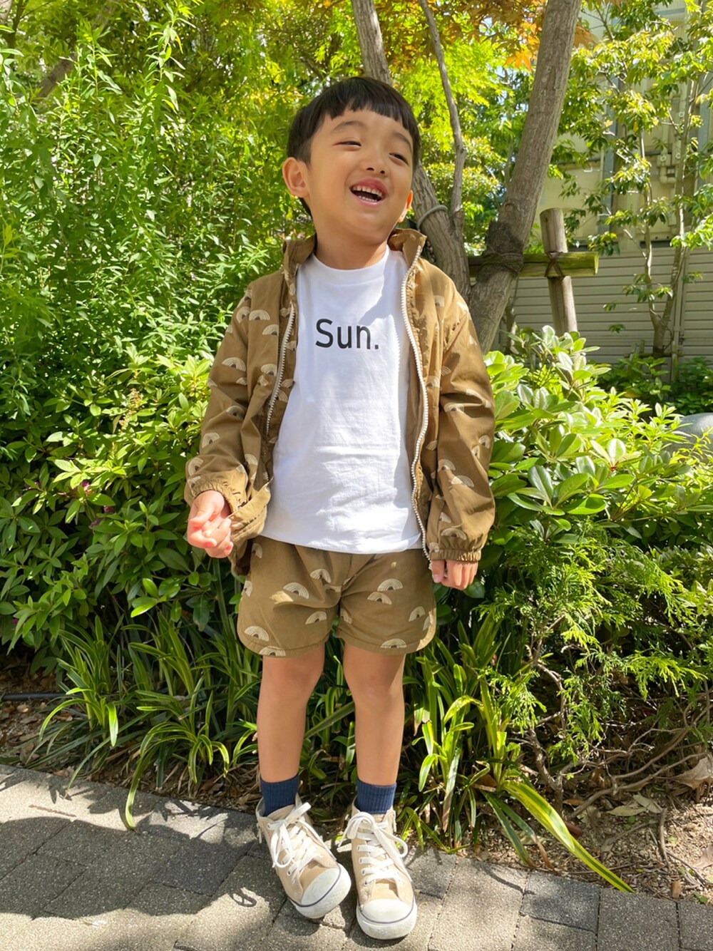 「ごきげんウィーク、休日スタイル、キッズファッション、春夏コーデ、おとこのこ、キッズコーデ、ZARA、ZARA KIDS、ZARAコーデ、コンバース、スニーカーコーデ、ハイカット、5歳、5歳男の子、セットアップ」｜「no brandのアイテム（Tシャツ/カットソー、ホワイト系）」を使った、kotaroさん（キッズ・100cm）の春コーディネートの1枚目の写真