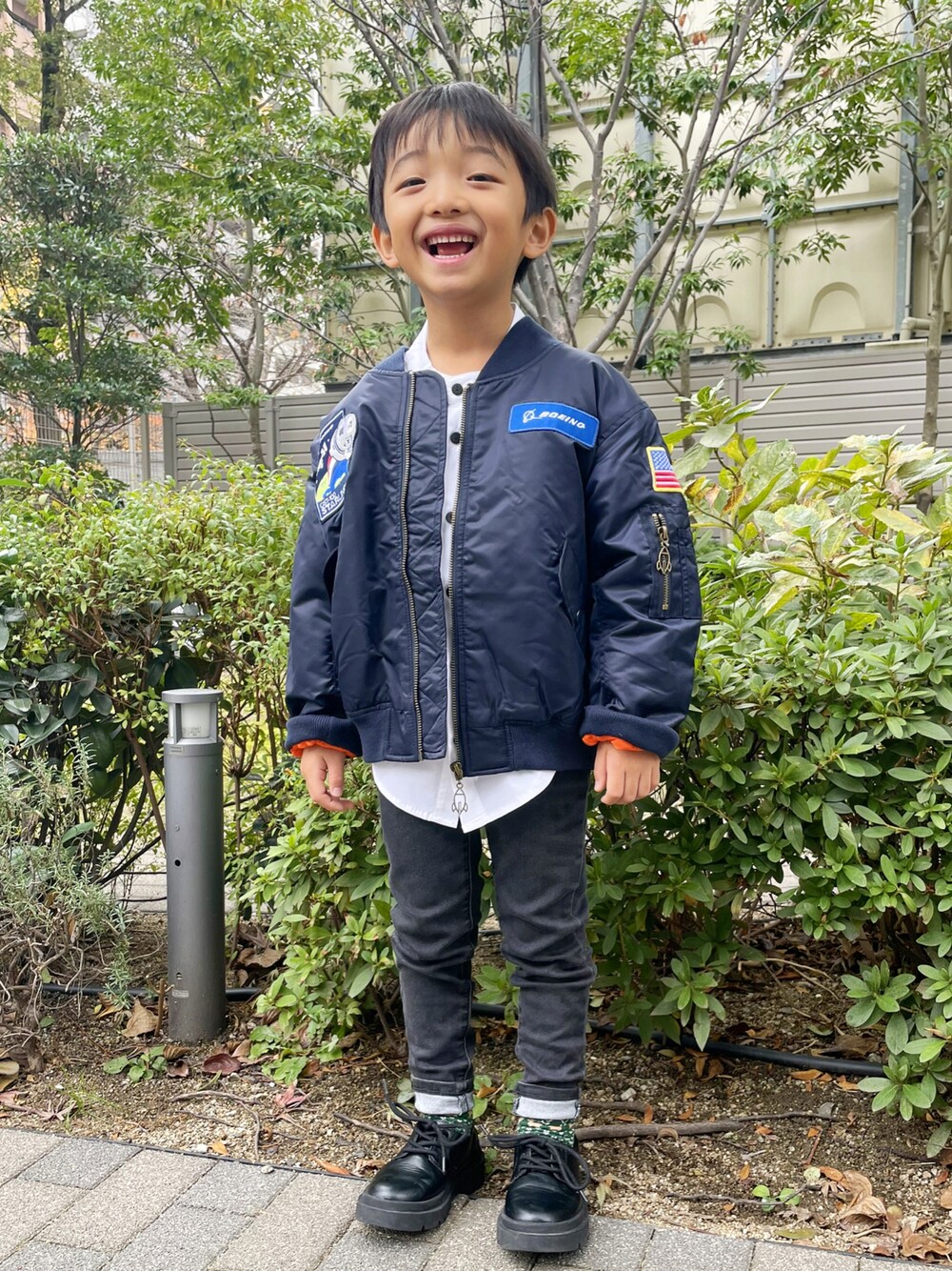 「カジュアルコーデ、キッズファッション、冬コーデ、男の子、フライトジャケット、MA-1、休日スタイル、GU、ZARA、ZARA KIDS、ドレスシューズ、レースアップシューズ、6歳、6歳男の子」｜「GUのアイテム（デニムパンツ、ブラック系）」を使った、kotaroさん（キッズ・100cm）の冬コーディネートの1枚目の写真