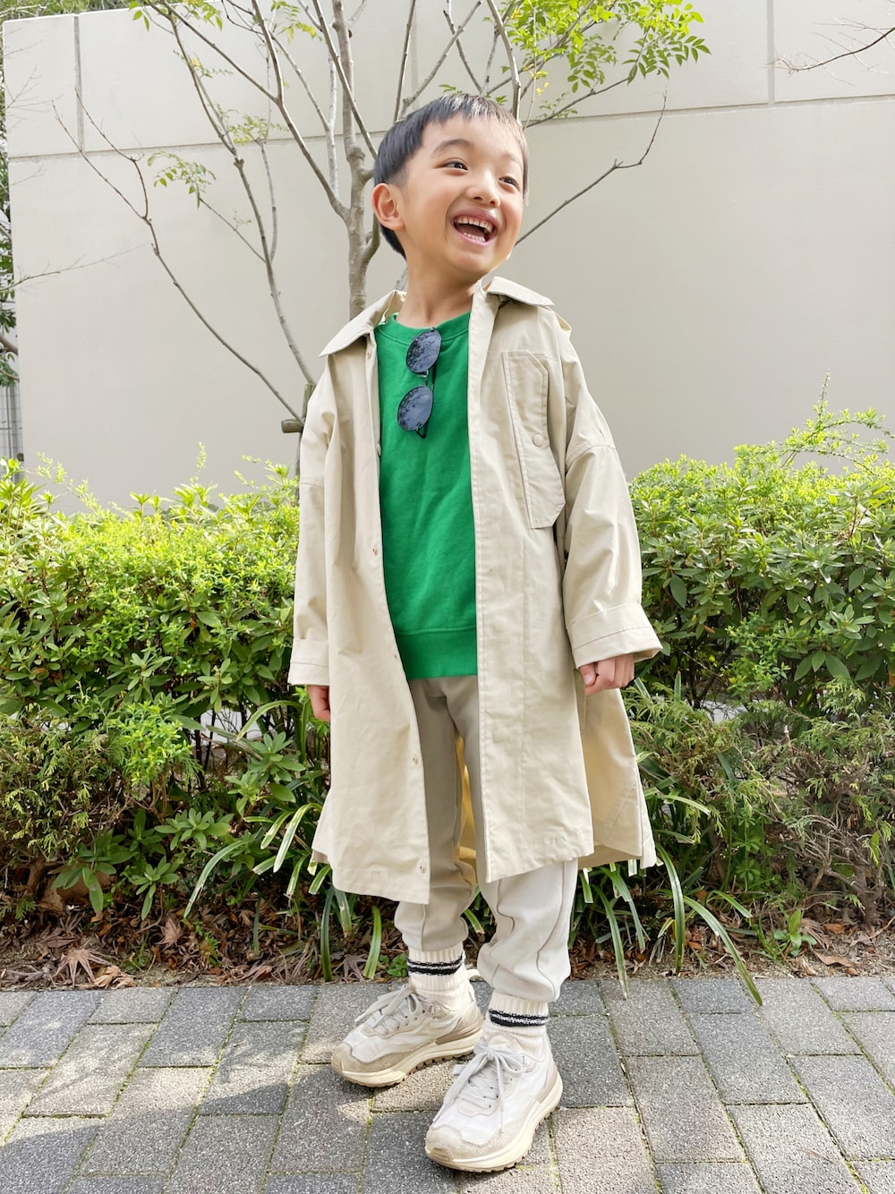 「春コーデ、春服デビュー宣言、シンプルコーデ、トレンチコート、スニーカーコーデ、ビッグシルエット、ロゴスウェット、ストリート、ZARA、ZARA KIDS、ZARAコーデ、キッズコーデ、6歳、6歳男の子、春アウター」｜「ZARAのアイテム（トップス、グリーン系）」を使った、kotaroさん（キッズ・100cm）の春コーディネートの1枚目の写真