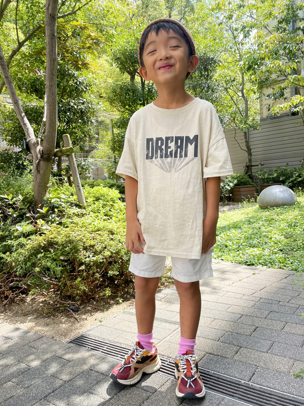 「カラー×コーデ、秋コーデ、夏コーデ、ロゴT、秋服準備はじめました、スニーカーコーデ、ニット帽、韓国子供服、ZARA、ZARA KIDS、ZARAコーデ、6歳、6歳男の子」｜「no brandのアイテム（Tシャツ/カットソー、ベージュ系）」を使った、kotaroさん（キッズ・110cm）の秋コーディネートの1枚目の写真