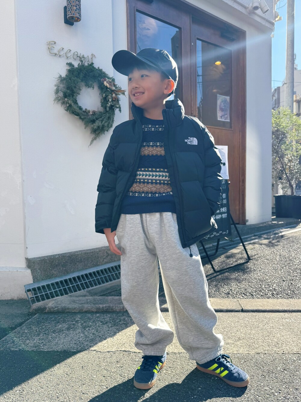 「冬アウター、休日コーデ、シンプルコーデ、ストリート、カジュアル、スエット、スエットパンツ、ノースフェイス、THE NORTH FACE、アディダス、adidas、bonpoint、ZARA、8歳、8歳男の子」｜「PAIRMANON STREETの【PAIRMANON STREET】裏起毛 タック入り バルーンシルエット スウェット ワイドパンツ（スウェットパンツ、グレー系）」を使った、kotaroさん（キッズ・110cm）の冬コーディネートの1枚目の写真