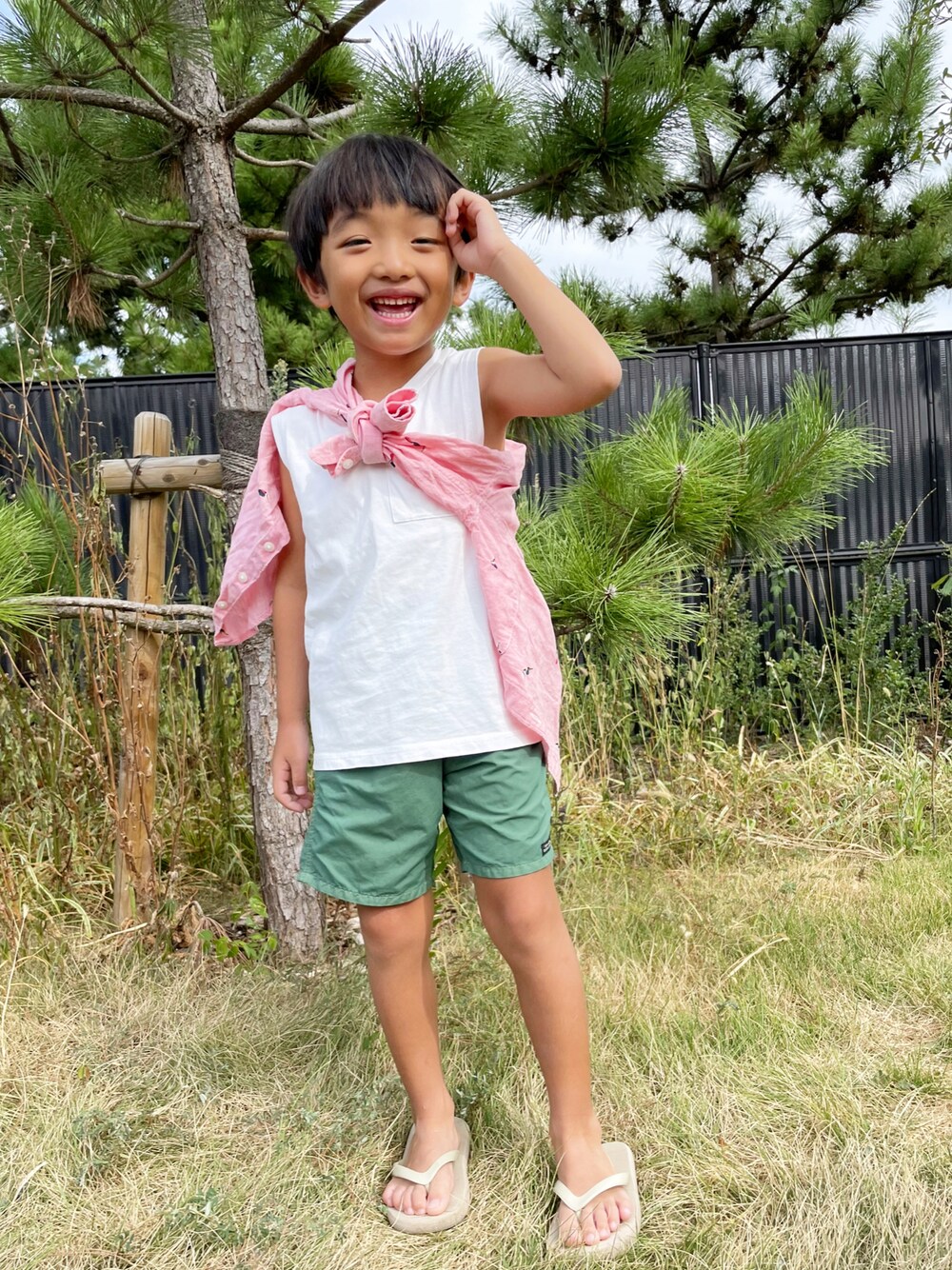 「キッズコーデ、休日コーデ、カジュアル、シンプルコーデ、ビタミンカラー、夏コーデ、夏、ZARA、ZARA KIDS、デニムアンドダンガリー、DENIM DUNGAREE、ハーフパンツ、5歳、5歳男の子」｜「ZARAのアイテム（ビーチサンダル、ベージュ系）」を使った、kotaroさん（キッズ・100cm）の夏コーディネートの1枚目の写真