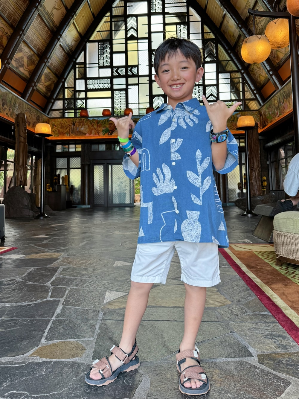 「きれいめカジュアル、シンプル、サンダル、アロハシャツ、アロハ、アロハシャツコーデ、夏、夏コーデ、FITH、ZARA、ZARA KIDS、ZARAコーデ、7歳、７歳男の子」｜「ZARAのアイテム（サンダル、ブラウン系）」を使った、kotaroさん（キッズ・110cm）の春コーディネートの1枚目の写真
