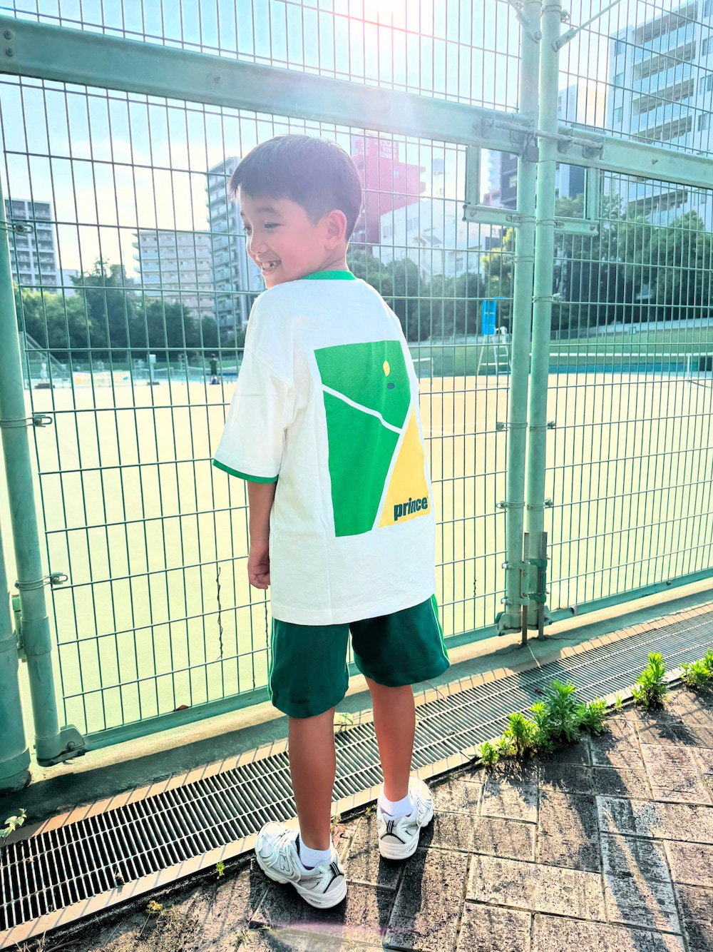 「セットアップ、白Tシャツ、キッズコーデ、キッズファッション、夏コーデ、スポーツミックス、スポーツウェア、グリーン、ニューバランス、ニューバランス530、ZARA、ZARA KIDS、ZARAコーデ、8歳、8歳男の子」｜「ZARAのアイテム（Tシャツ/カットソー、グリーン系）」を使った、kotaroさん（キッズ・123cm）の夏コーディネートの1枚目の写真