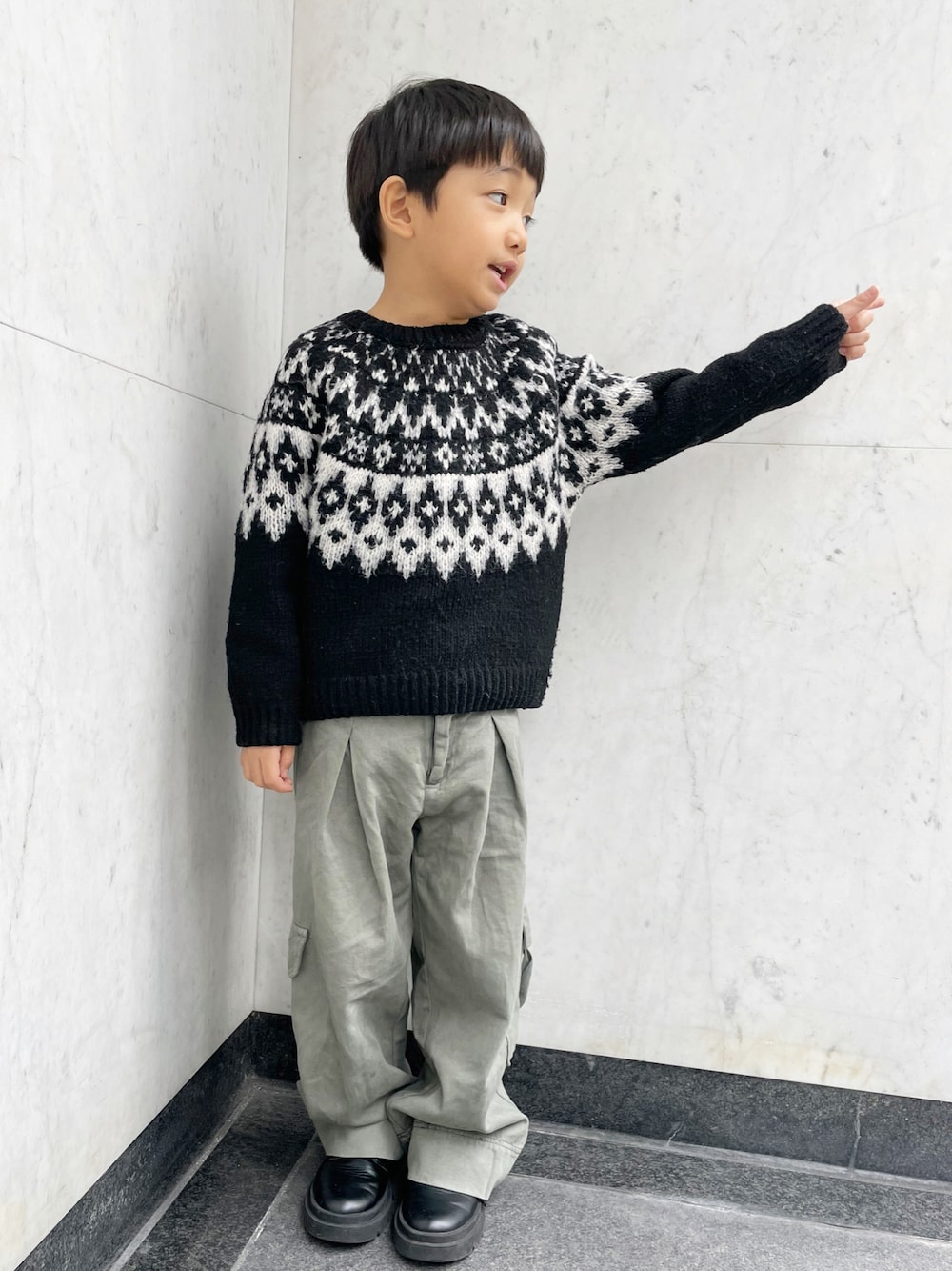 「私の推しブランド、キッズファッション、キッズコーデ、休日コーデ、シンプルコーデ、シンプル、ノルディック柄、ノルディックセーター、カーゴパンツ、ローファー、ZARA、ZARA KIDS、ZARAコーデ、6歳、6歳男の子」｜「ZARAのアイテム（パンツ、グリーン系）」を使った、kotaroさん（キッズ・100cm）の冬コーディネートの1枚目の写真